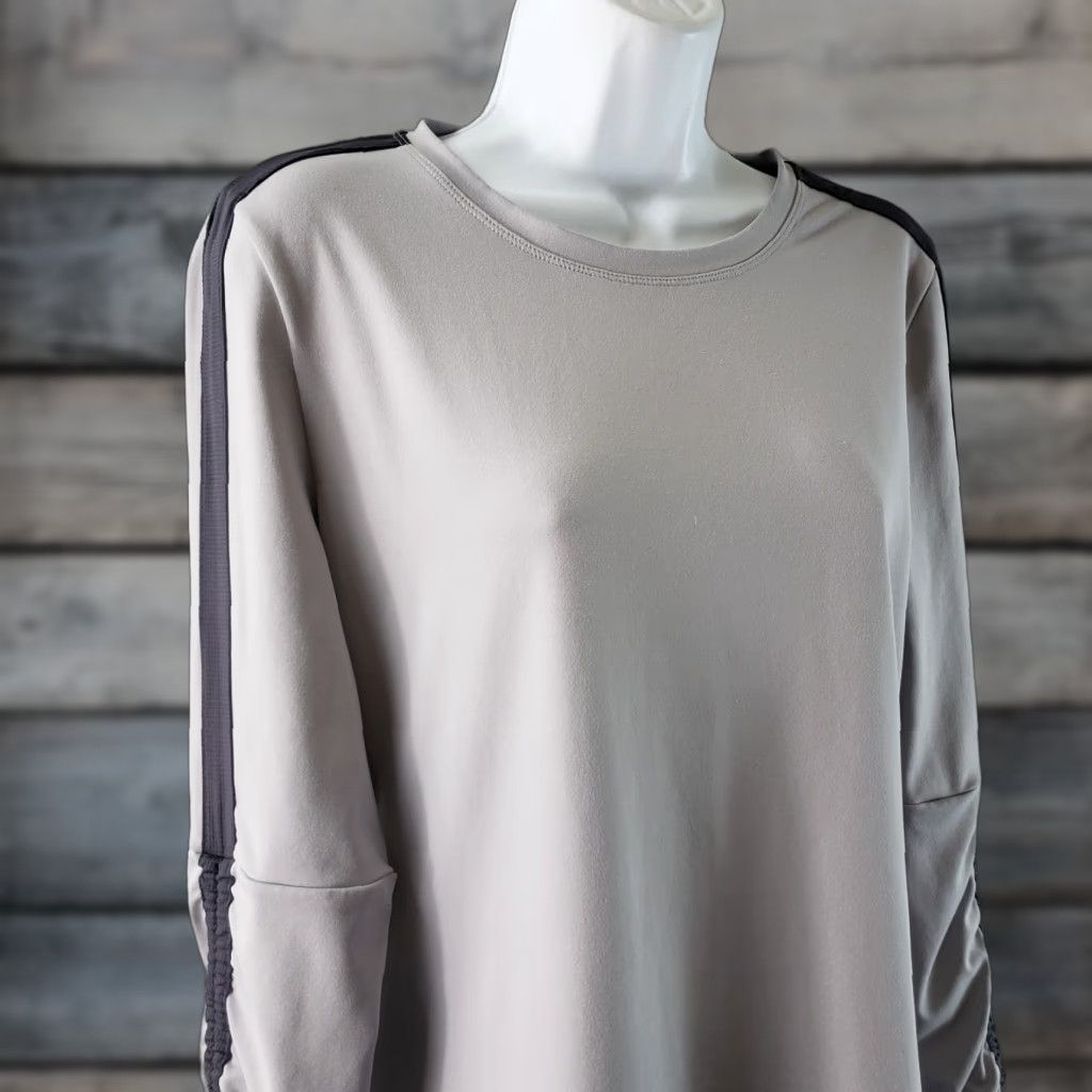 Fabletics Fabletics Womens Top Sz Medium Gray Black Ruched Long Sleeves Size M / US 6-8 / IT 42-44 - 1 Thumbnail