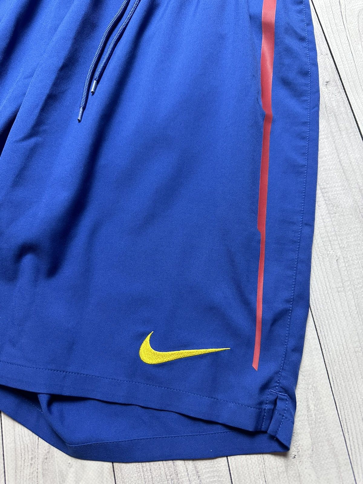 Vintage Vintage Nike Barcelona soccer shorts 10 Messi Size US 36 / EU 52 - 3 Thumbnail