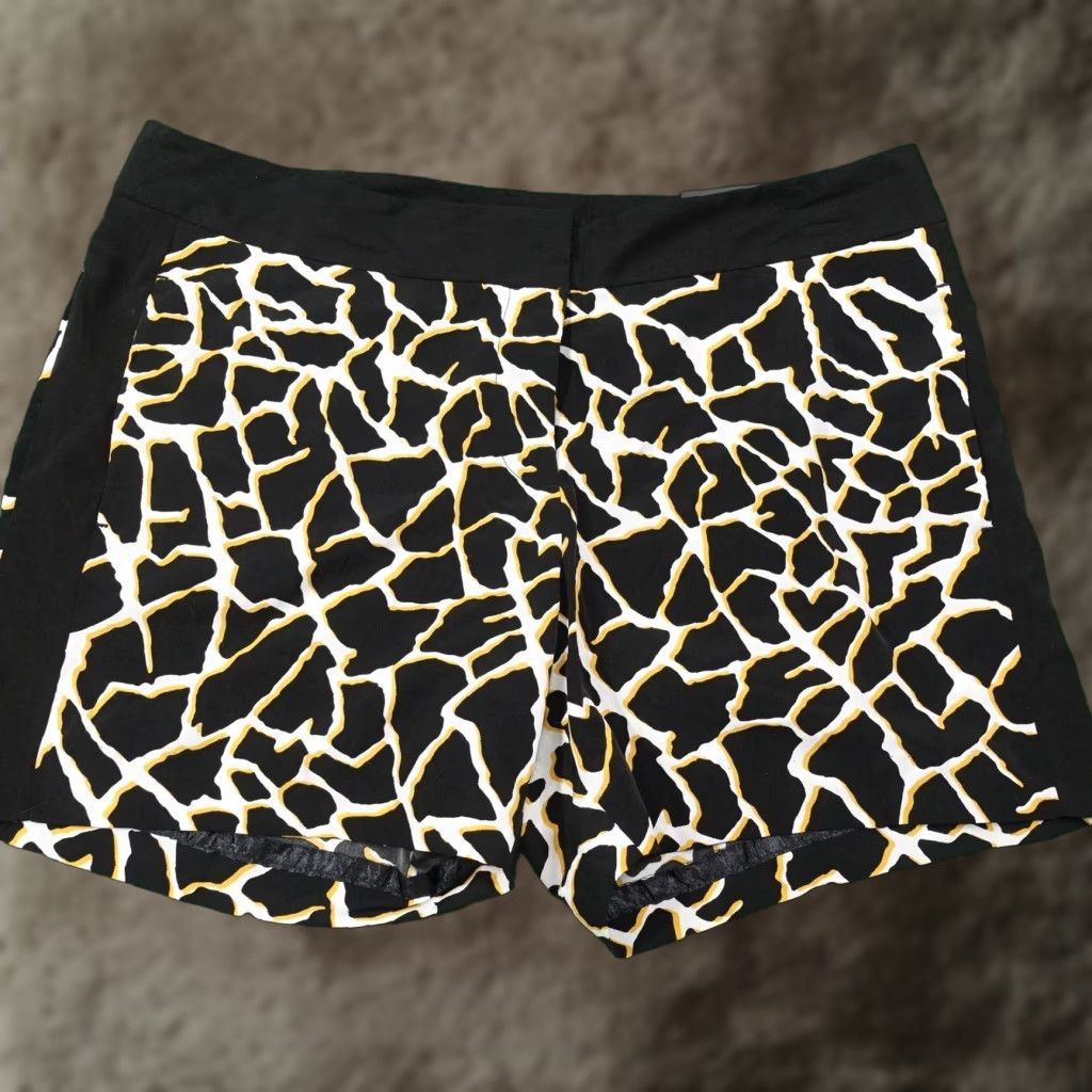 Worthington Worthington Skimmer Shorts Womens 14 Black Gold Giraffe Animal Print Slim Fit Casual Summer Womens Size 36" / US 14 / IT 50 - 1 Thumbnail