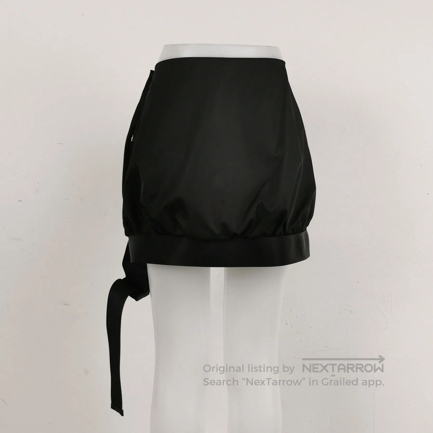 Prada Prada Black Triangle Logo Skirt Size 4. Size US 40 / EU 56 - 2 Thumbnail