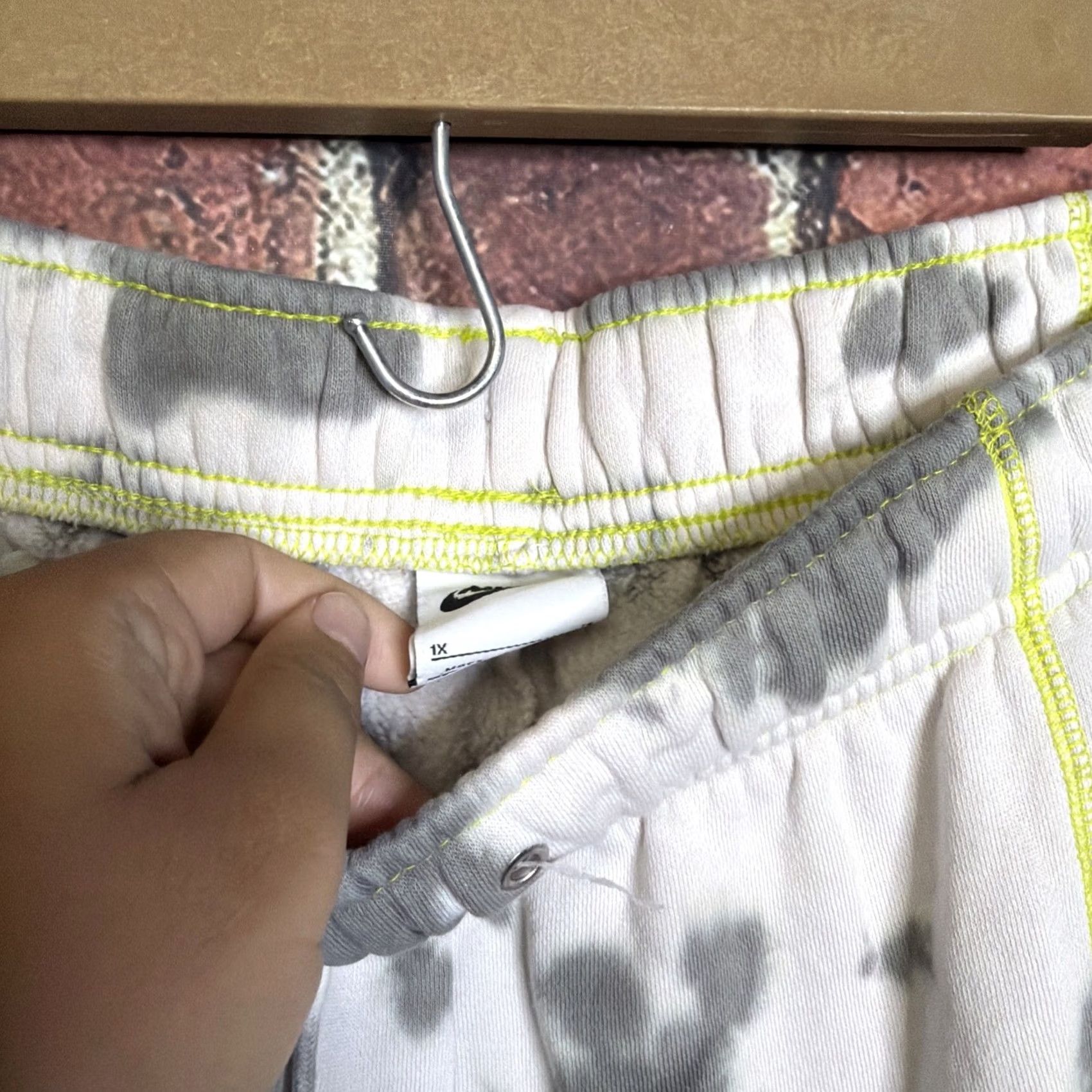 Nike VINTAGE Nike Sportswear Sweatpants Women’s 1X White Gray Tie Dye Fleece Mid Rise Gloves? Size 40" / US 18 - 2 Thumbnail