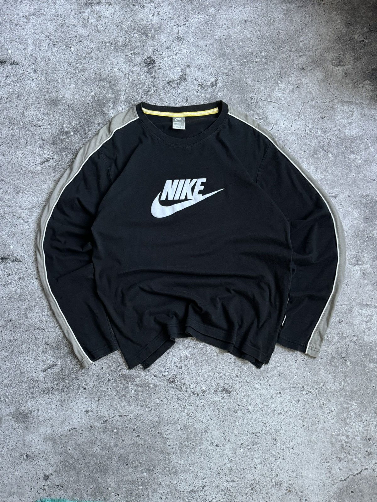 Nike × Vintage Vintage Nike Y2K big logo long sleeve sweatshirt Size US L / EU 52-54 / 3 - 1 Thumbnail