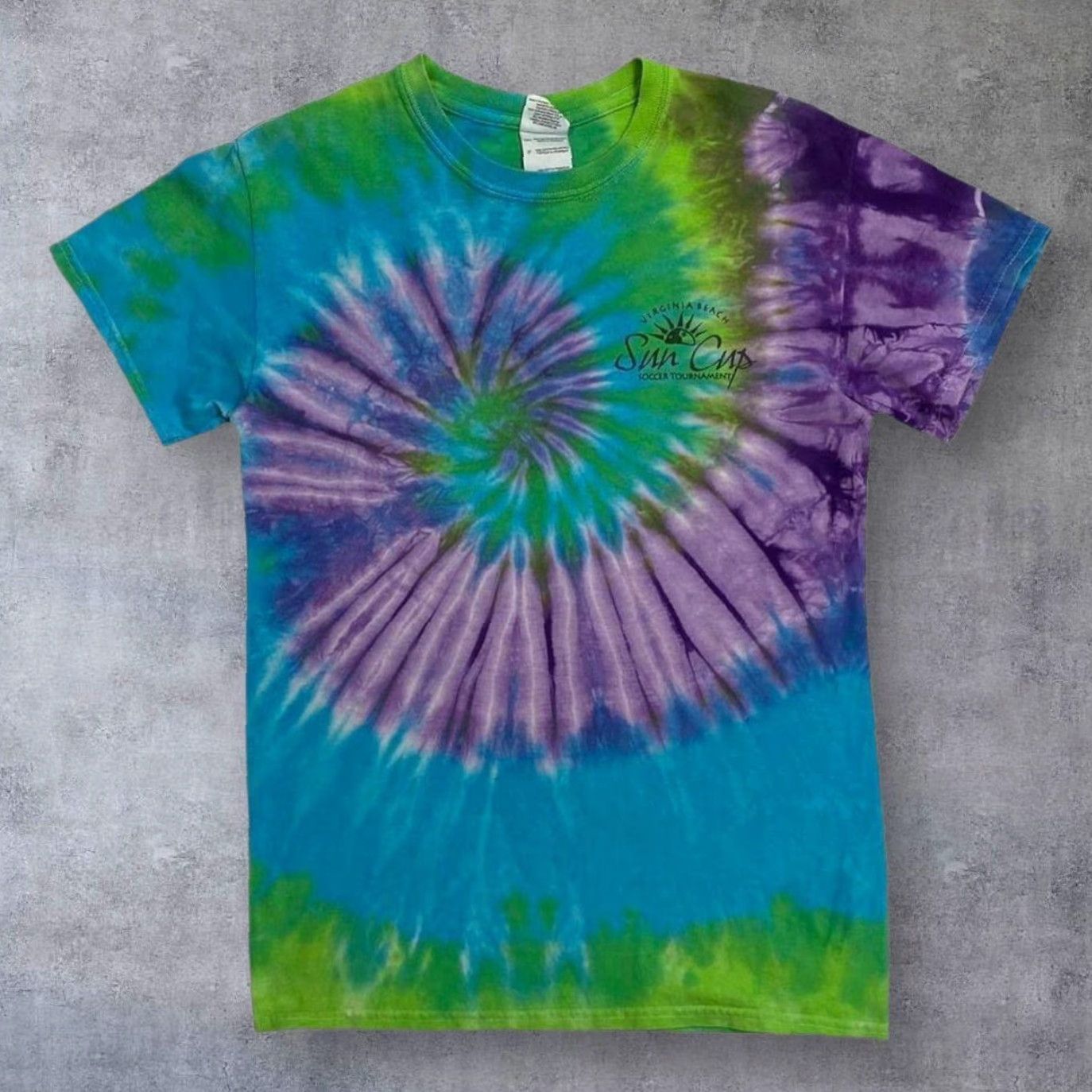 Gildan Virginia Beach “Sun Cup” Soccer Tournament Souvenir Spiral Tie Dye T-Shirt Shirt Men S Colorful Multicoloured Graphic Print Front Back Size US S / EU 44-46 / 1 - 2 Thumbnail