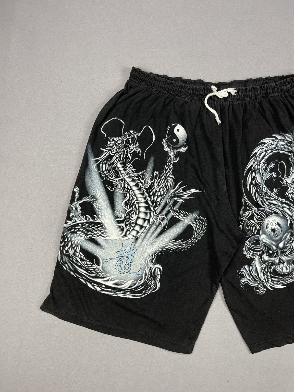 Vintage ROCK OF THE SHIRT BIG DRAGON PRINT SHORTS Size US 35 - 2 Thumbnail
