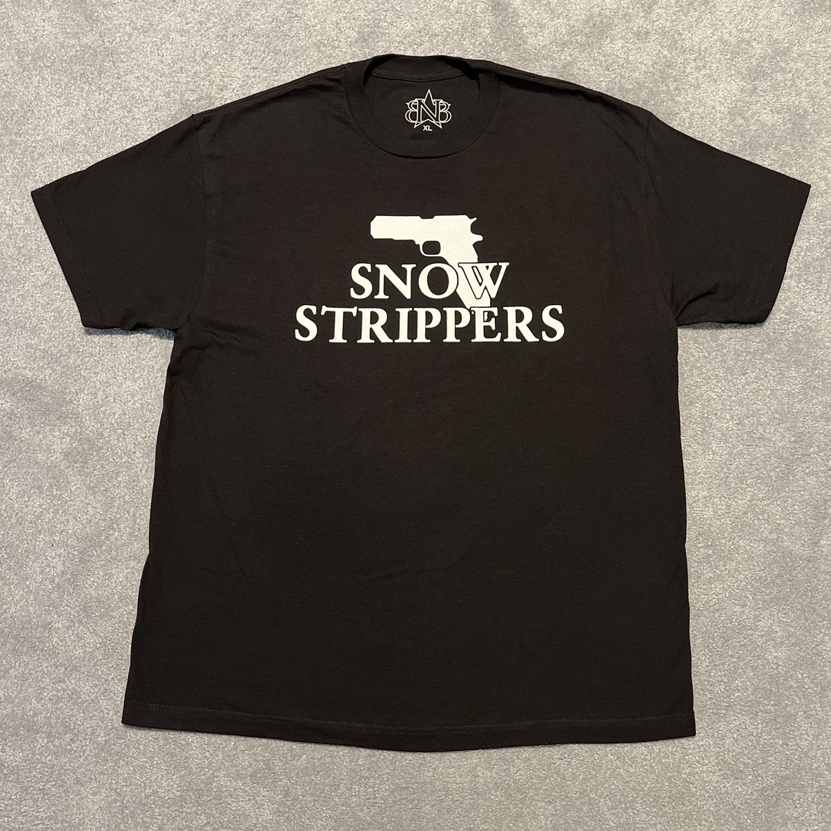 Maglietta Snow Strippers Anime 'Nice Bass Bro' – Merch Da Tour, Tutte Le Taglie, KyotoStreetMarket