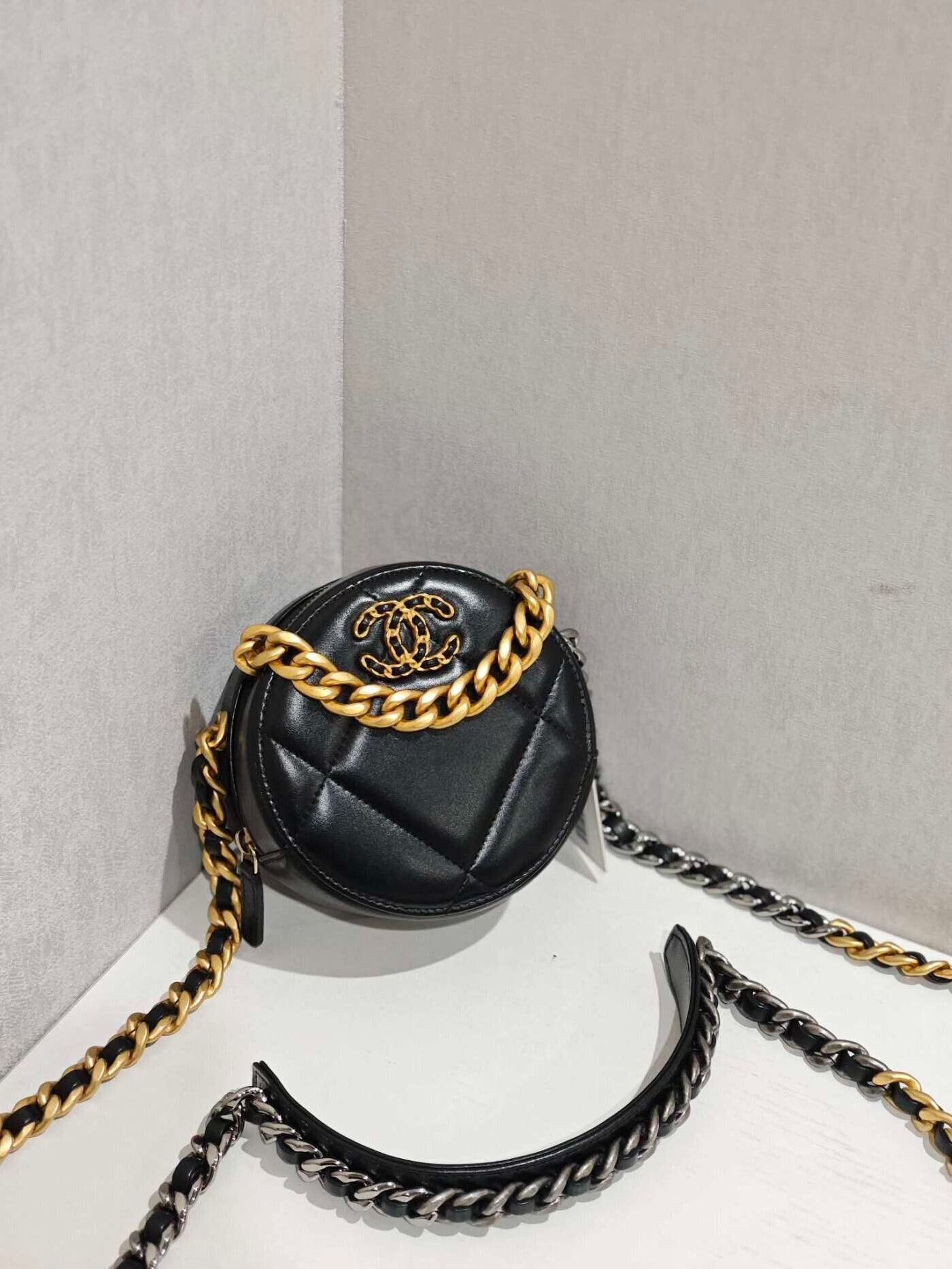 Chanel Pre-loved Bag Very good condition Size ONE SIZE - 1 Thumbnail