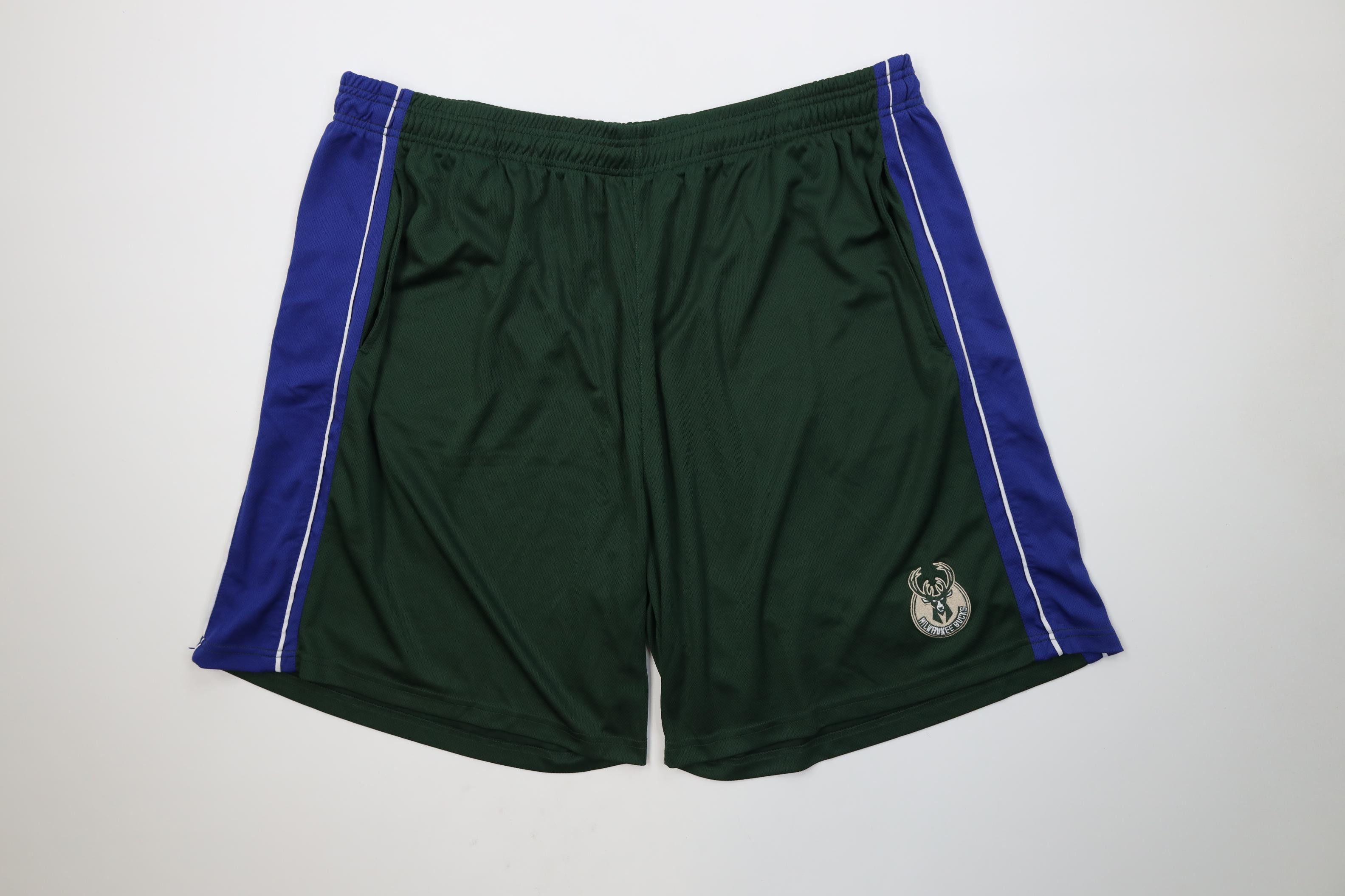 Majestic Vintage Majestic Above Knee Milwaukee Bucks Shorts Size US 42 / EU 58 - 1 Thumbnail