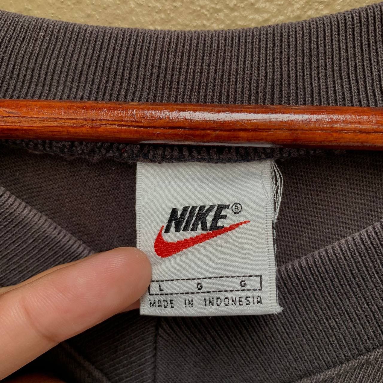 Nike Vintage 90s NIKE Big Swoosh Loose V-neck Tee Size US L / EU 52-54 / 3 - 6 Thumbnail