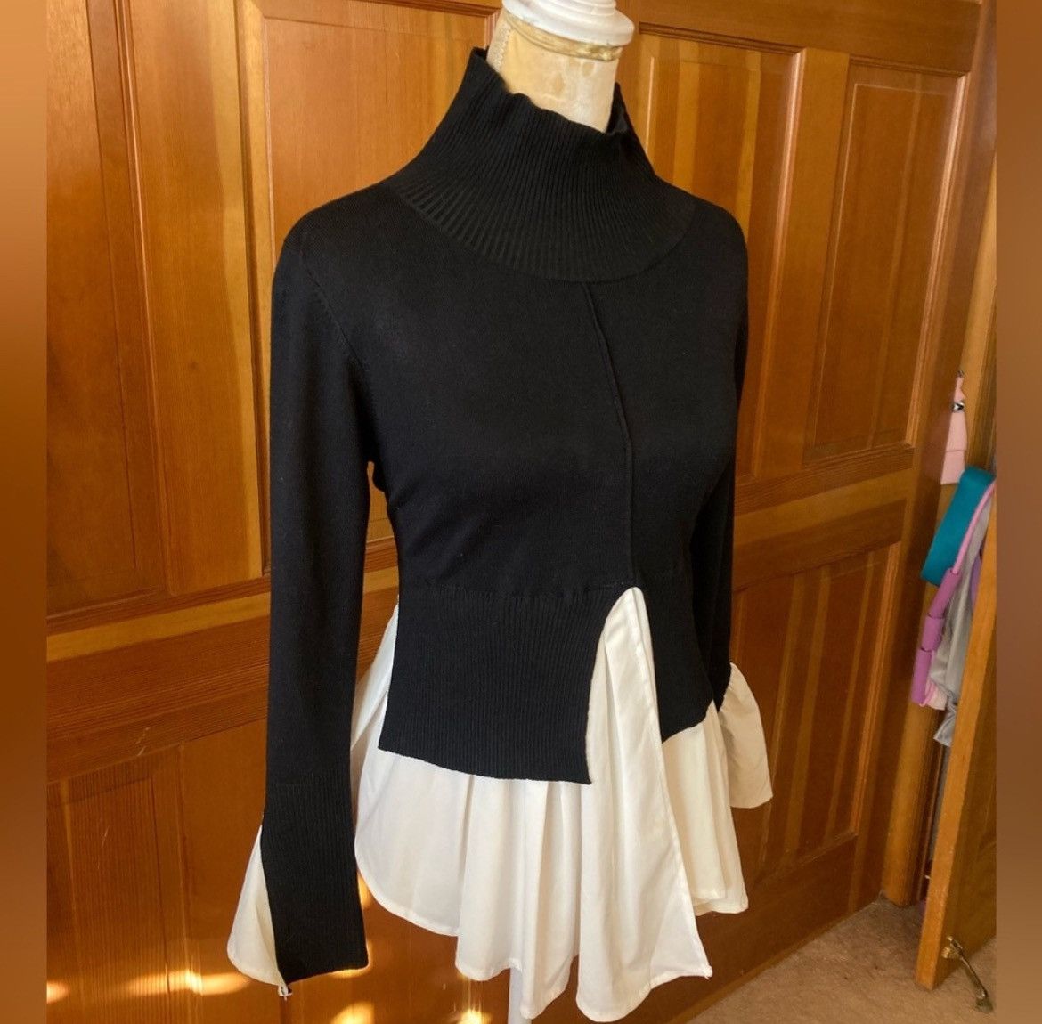Designer × Other NWT, Lavishly Paris Mock Neck Two Tone Ruffle Hem Sweater Size S / US 4 / IT 40 - 9 Thumbnail