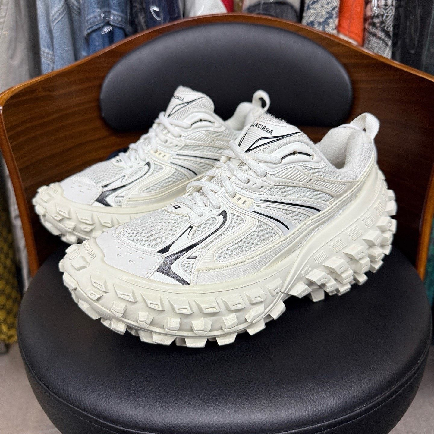 Balenciaga Balenciaga White Lowtop Sneakers 38 Men Size US 6 / EU 39 - 1 Thumbnail