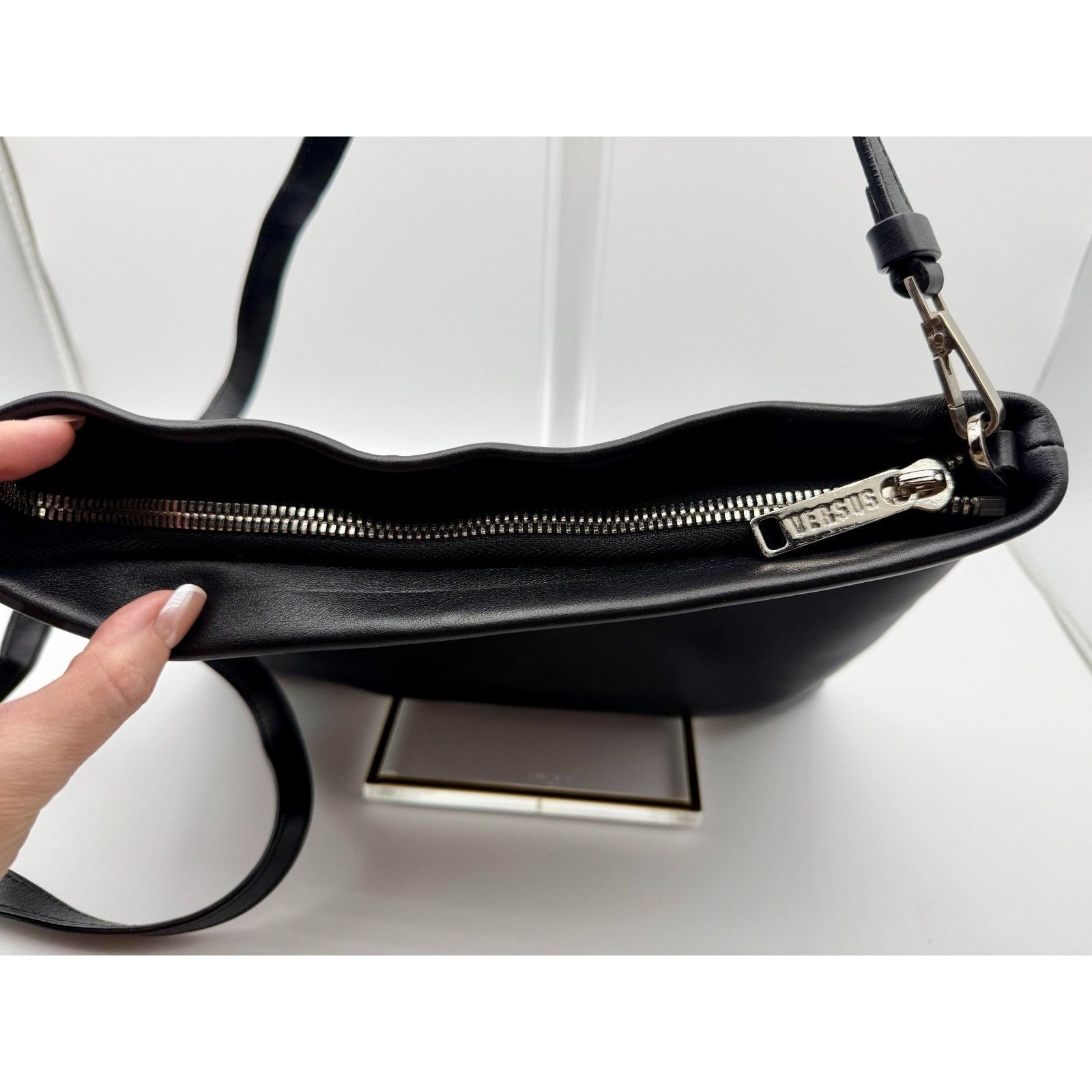 Versace VERSACE VERSUS Black Leather Shoulder Bag MINT COND | COA Size ONE SIZE - 7 Thumbnail