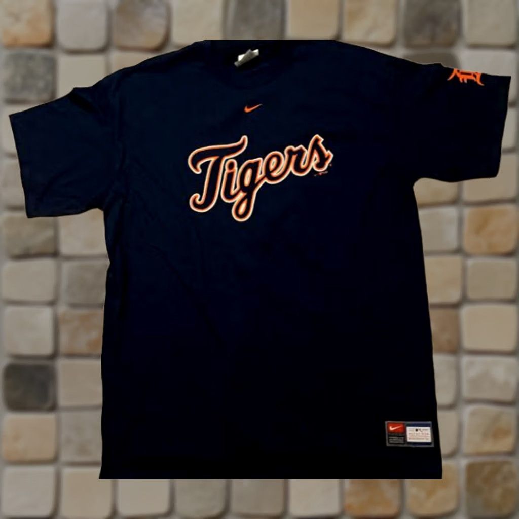 Nike VINTAGE Detroit Tigers Nike T-Shirt XL Blue Men Short Sleeve Baseball 2004 Center Swoosh EUC Size US XL / EU 56 / 4 - 1 Thumbnail
