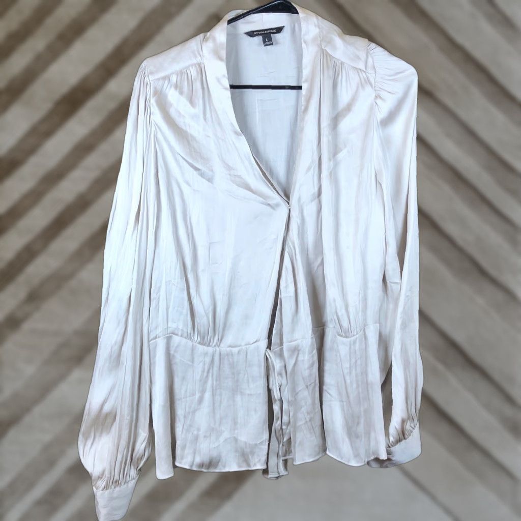 Banana Republic Banana Republic Blouse Womens Beige Shiny V Neck Long Sleeve Lightweight L Casual Office Size L / US 10 / IT 46 - 1 Thumbnail