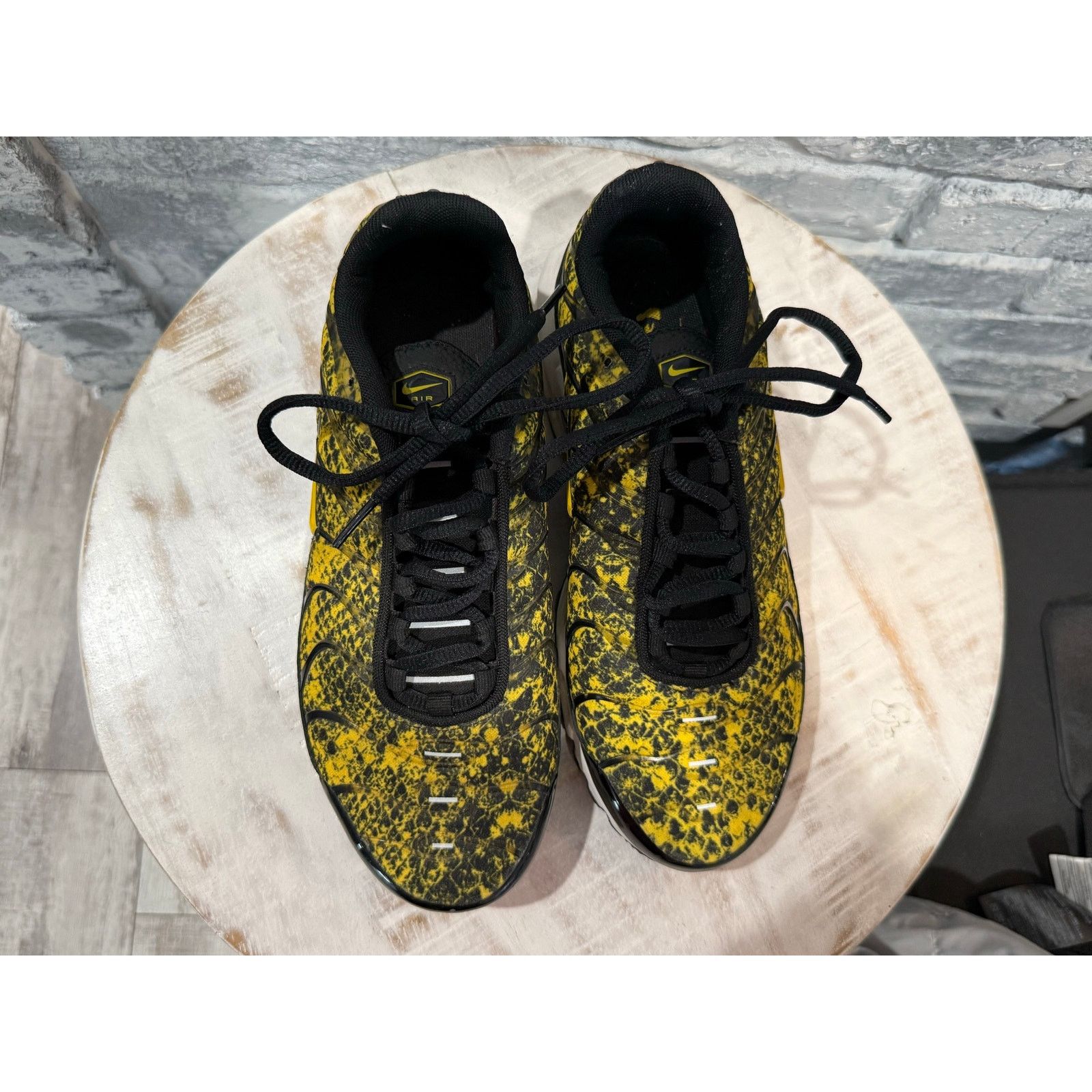 Nike Nike Air Max Plus Yellow Snakeskin Size 7.5w CT1555-001 Size US 7.5 / IT 37.5 - 2 Thumbnail