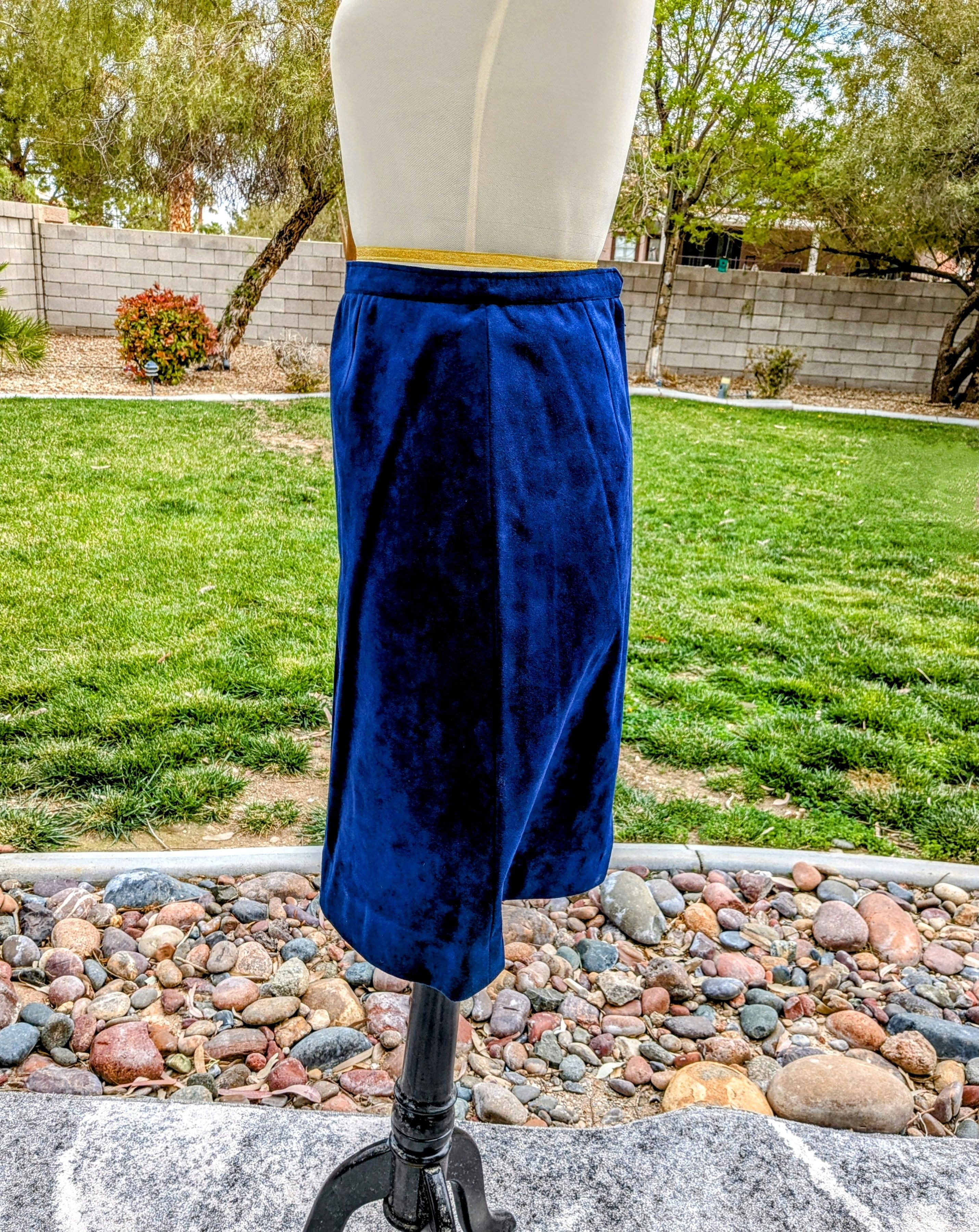 Vintage Vintage Suede Maxi Zip-Up Lined Long A-Line Petite Skirt Size 30" / US 8 / IT 44 - 2 Thumbnail