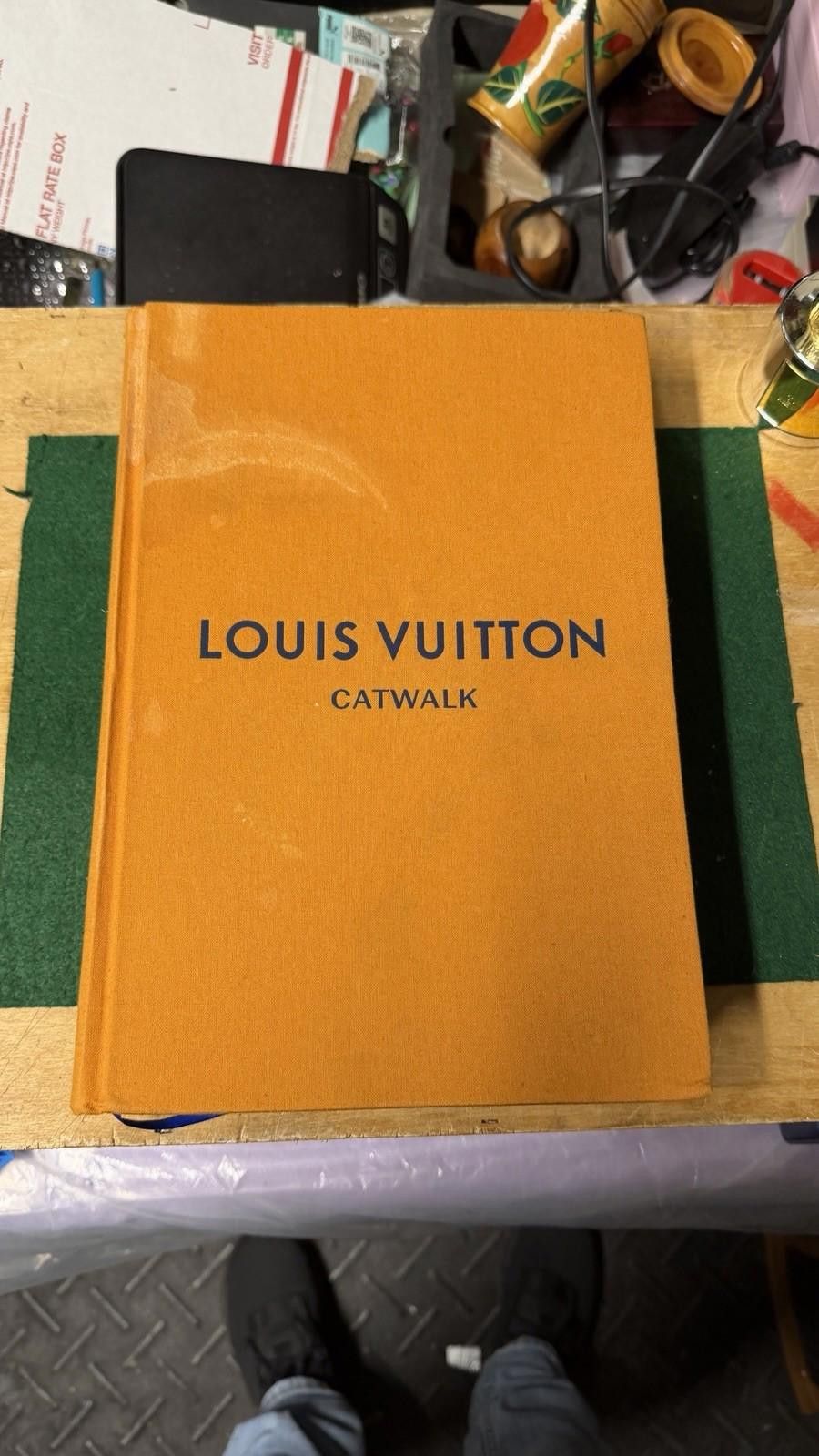 Other Louis Vuitton Catwalk Hardcover Fashion Book Yale University Size ONE SIZE - 1 Thumbnail