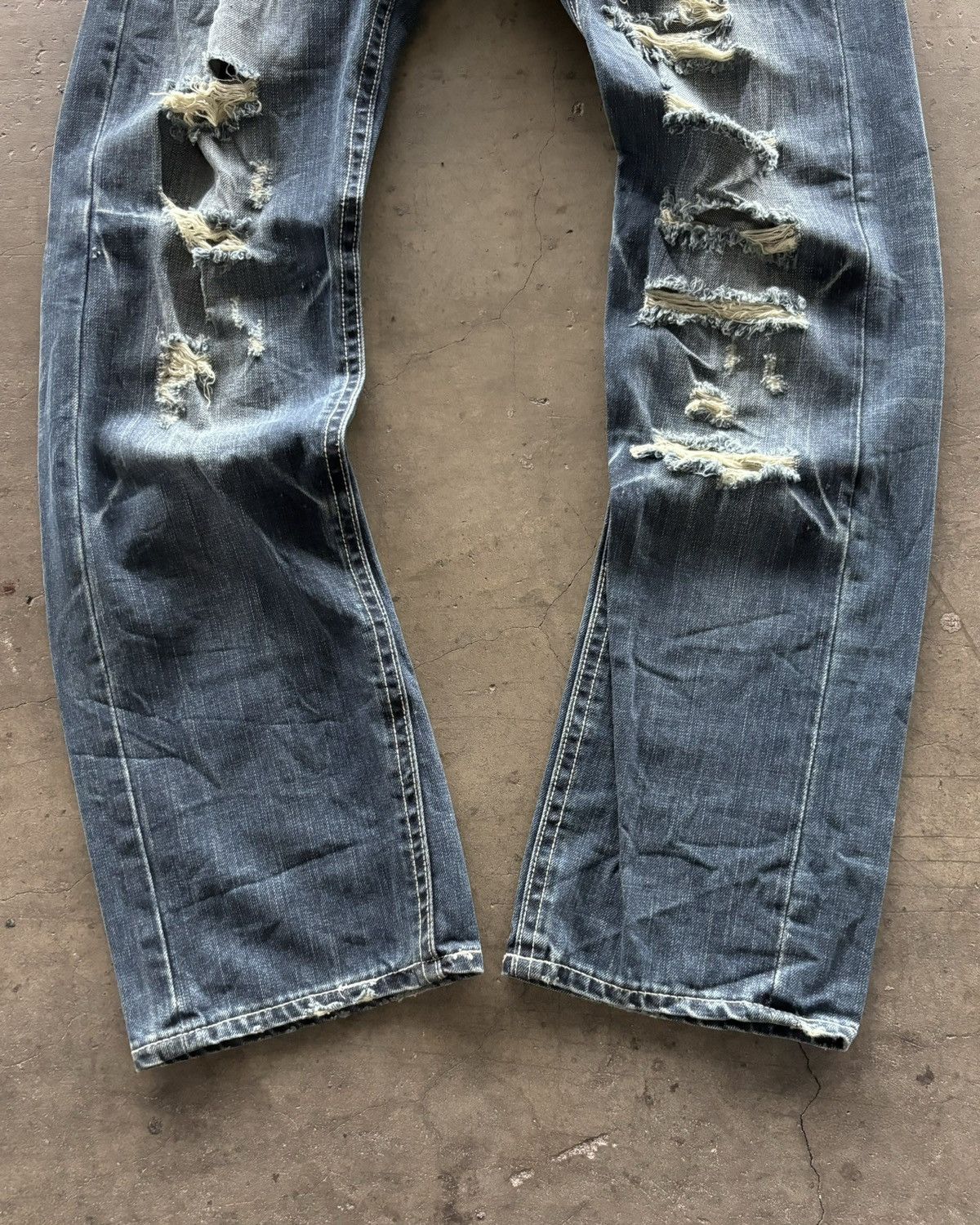 If Six Was Nine × Japanese Brand × Le Grande Bleu (L.G.B.) 2000s B.r.u.s.h Distressed Blue Denim Jeans Size US 30 / EU 46 - 2 Thumbnail