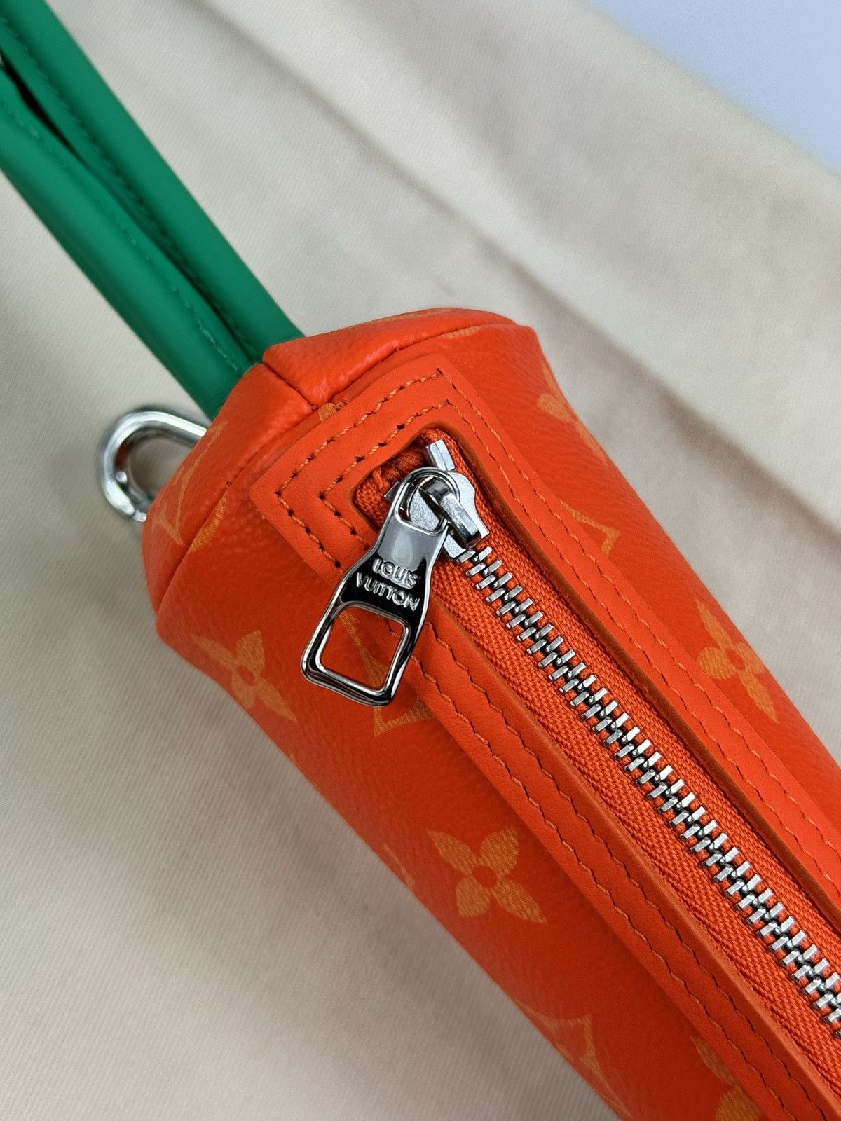 Louis Vuitton CARROT POUCH M80851 (RARE) Size ONE SIZE - 6 Thumbnail