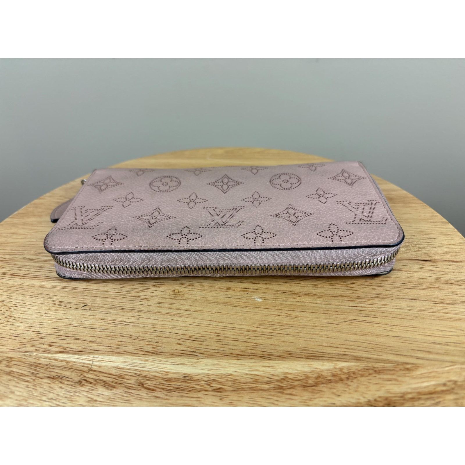 Louis Vuitton Authentic Louis Vuitton Pink Mahina Zippy Travel Wallet Size ONE SIZE - 4 Thumbnail