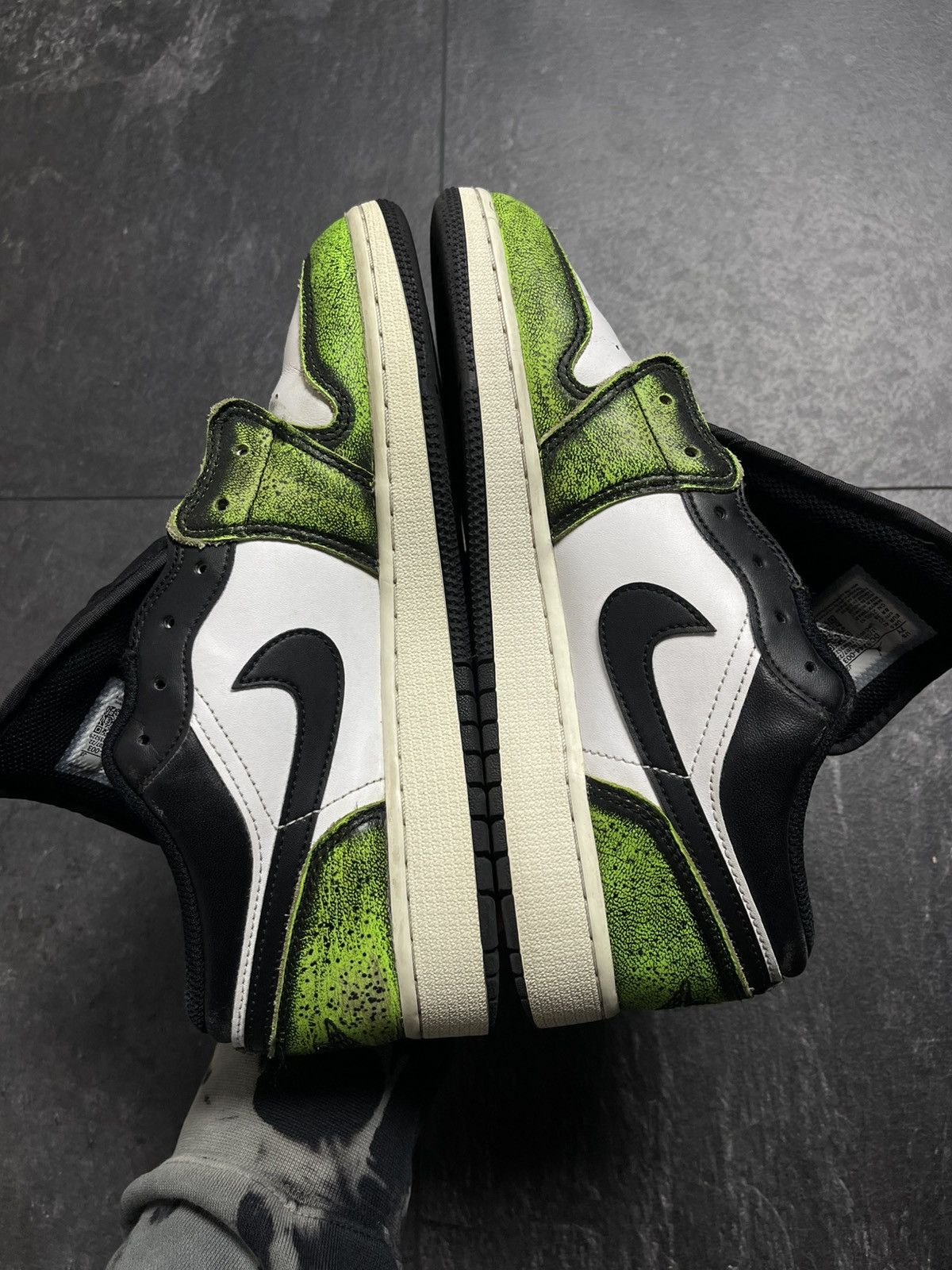 Streetwear Nike Air Jordan 1 Low SE GS Black/Green Size US 7 / EU 40 - 11 Thumbnail