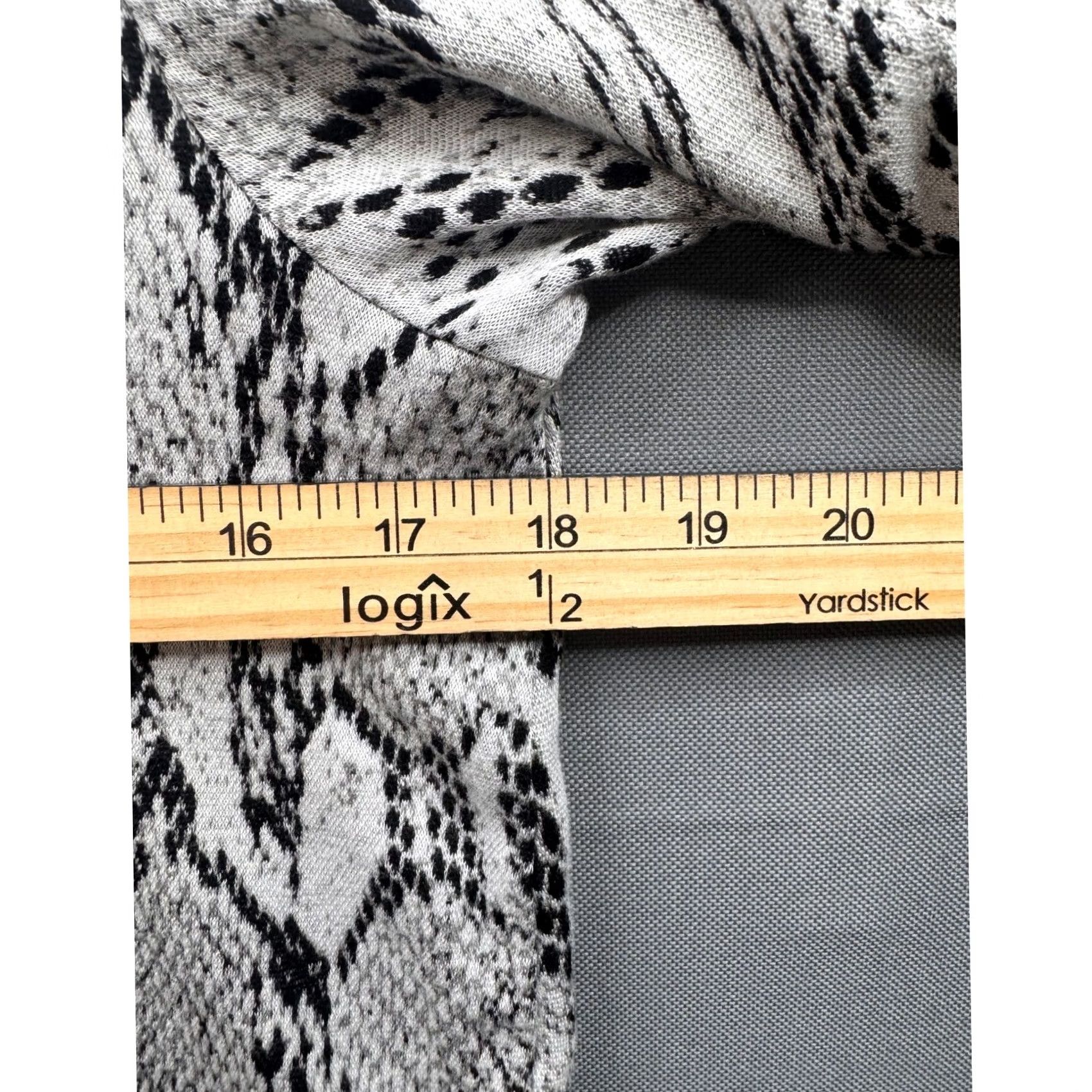 Vintage Karen Kane Womens Grey Black Snakeskin Print Long Sleeve Scoop Neck Top Large Size L / US 10 / IT 46 - 3 Thumbnail