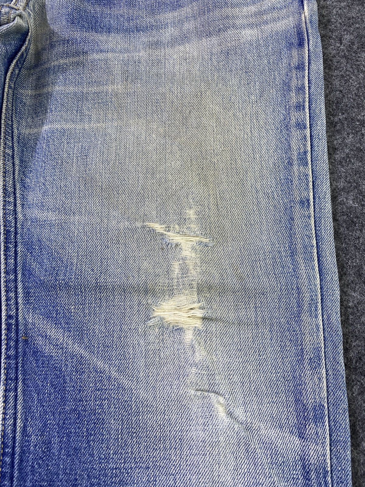 Jean × Levi's × Vintage Vintage Levis 519 Distressed Blue Wash Jeans - J964 Size US 31 - 15 Thumbnail
