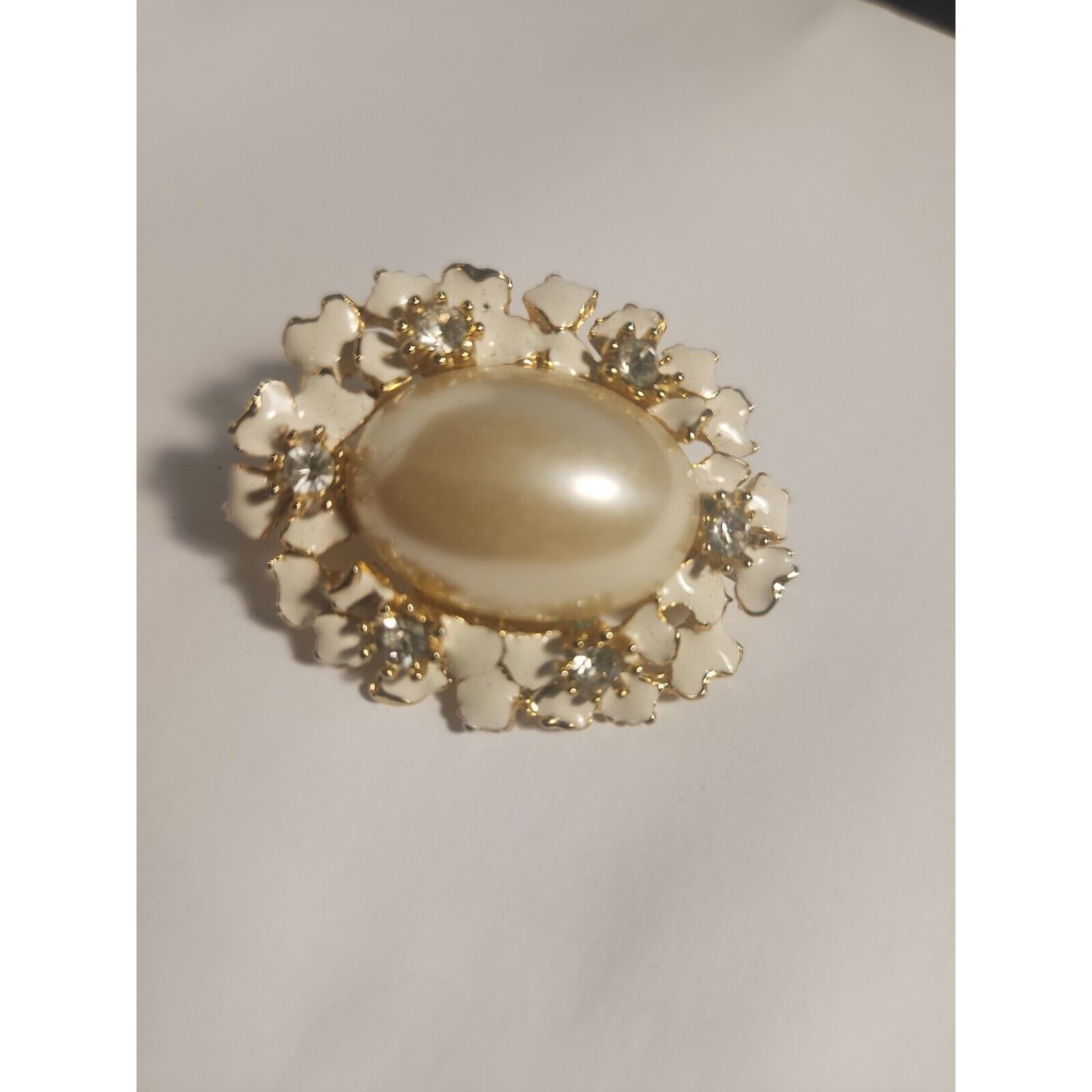 Other Vintage brooch white clear stones, large white center stone Size ONE SIZE - 4 Thumbnail