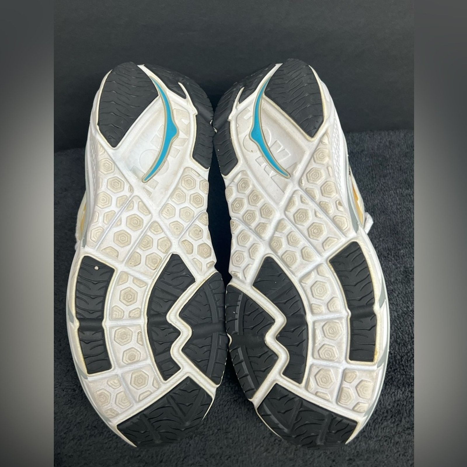 Hoka Women's Hoka One One Valor Size 7 Running Shoes White EUC Size US 7 / IT 37 - 7 Thumbnail