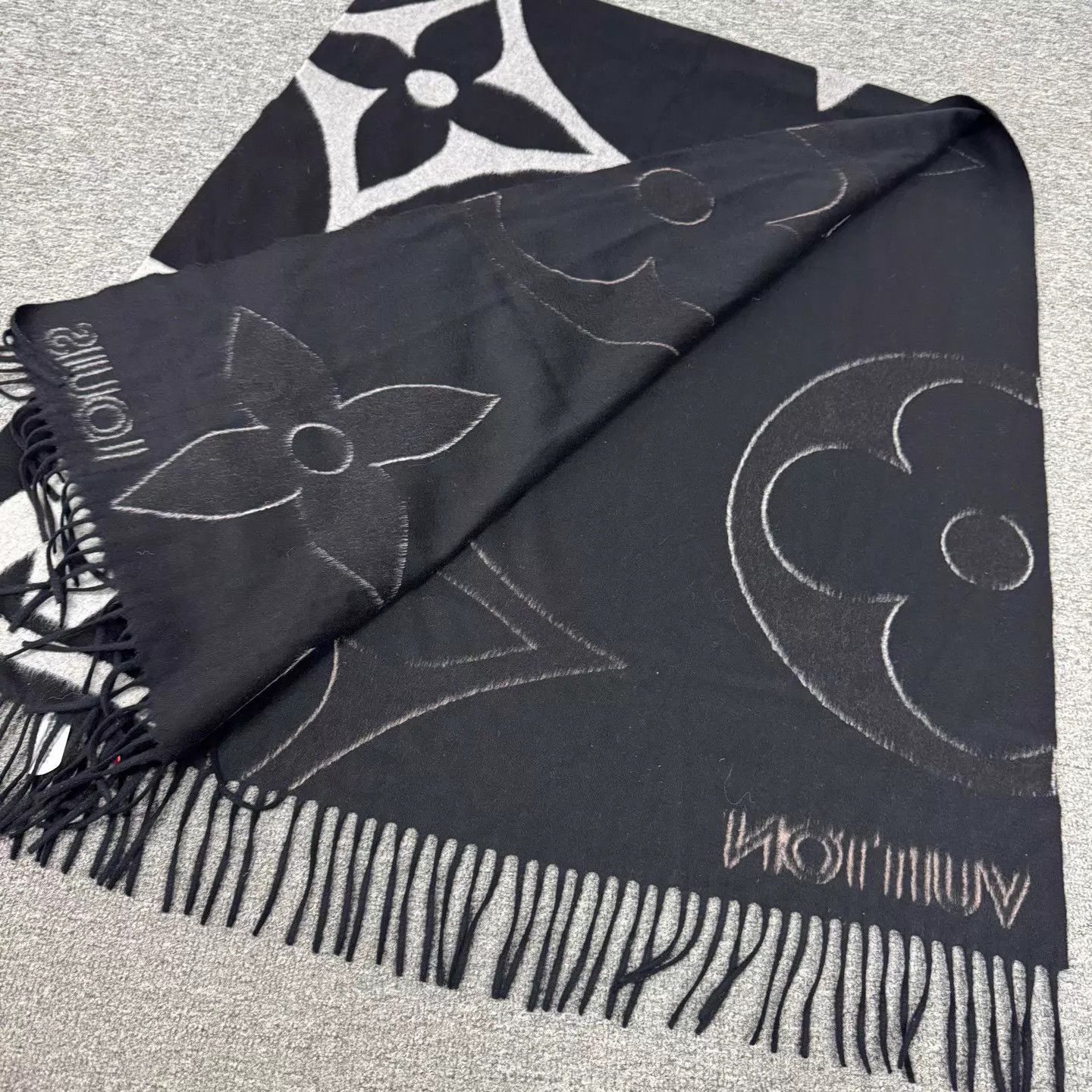 Louis Vuitton LV Black Gradient Monogram Cashmere Scarf 99 New Size ONE SIZE - 3 Thumbnail