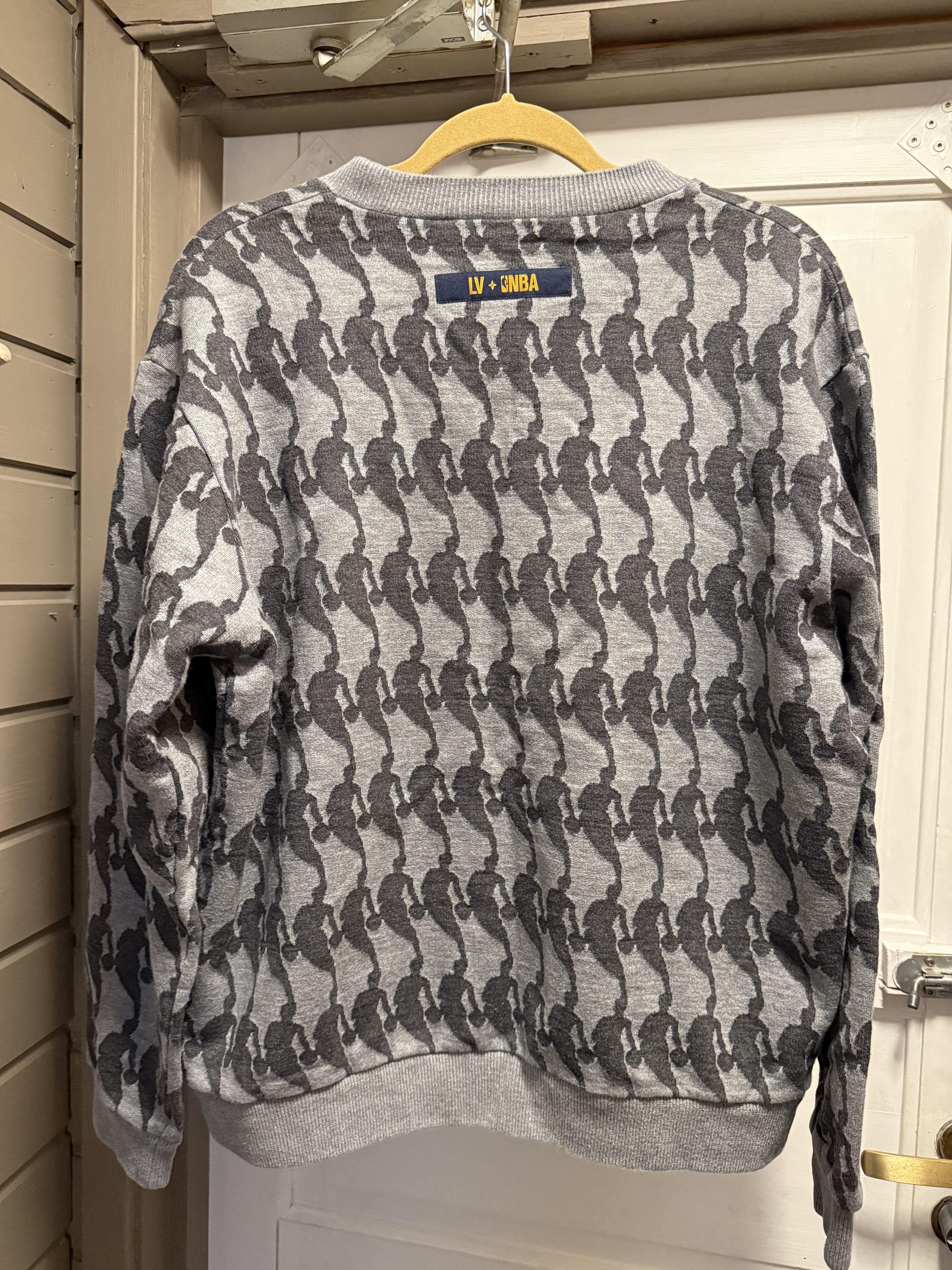Louis Vuitton Louis Vuitton x NBA Grey Crewneck Sweatshirt (L) Size US L / EU 52-54 / 3 - 2 Thumbnail