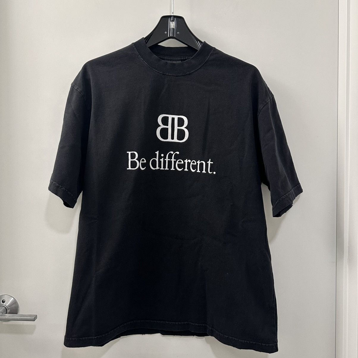 Balenciaga NEW Be Different Embroidered Logo BB T Shirt Size US XS / EU 42 / 0 - 1 Thumbnail