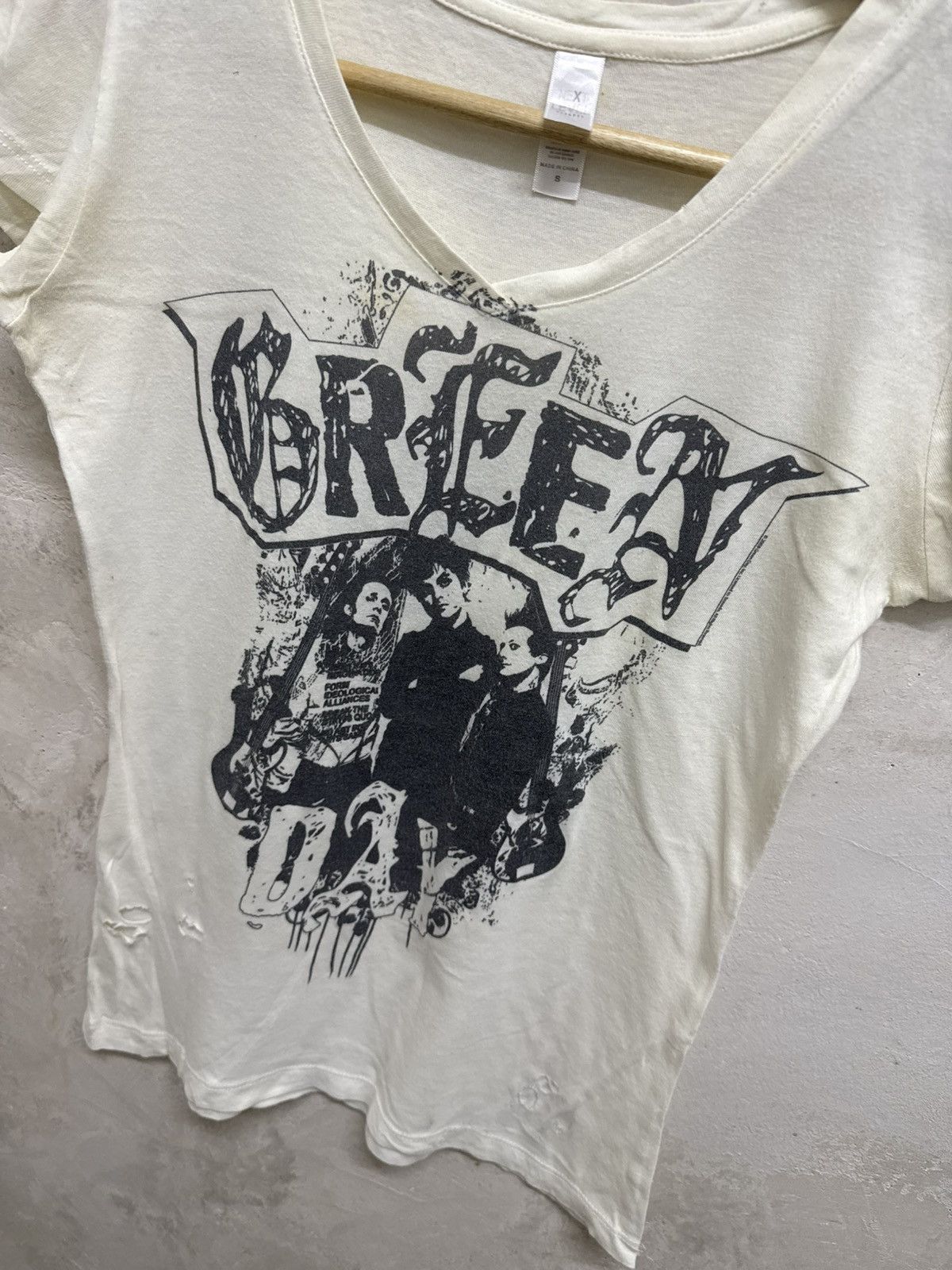Band Tees Distressed Green Day Grunge Thrash Rock Tee Size XS / US 0-2 / IT 36-38 - 3 Thumbnail
