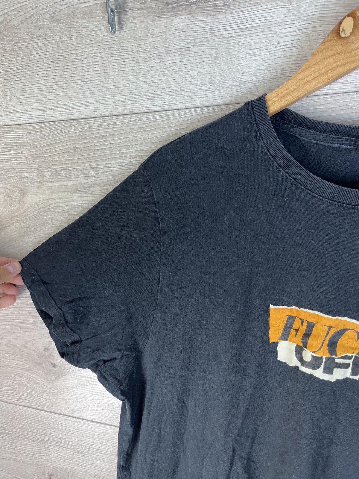 Fruit Of The Loom Men’s merch t-shirt « Fuck Off » size Xl vintage Size US XL / EU 56 / 4 - 6 Thumbnail