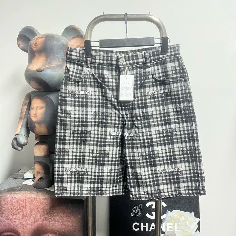 Louis Vuitton Louis Vuitton Chequered printed shorts 2504-Nextarrow Size US 30 / EU 46 - 1 Thumbnail