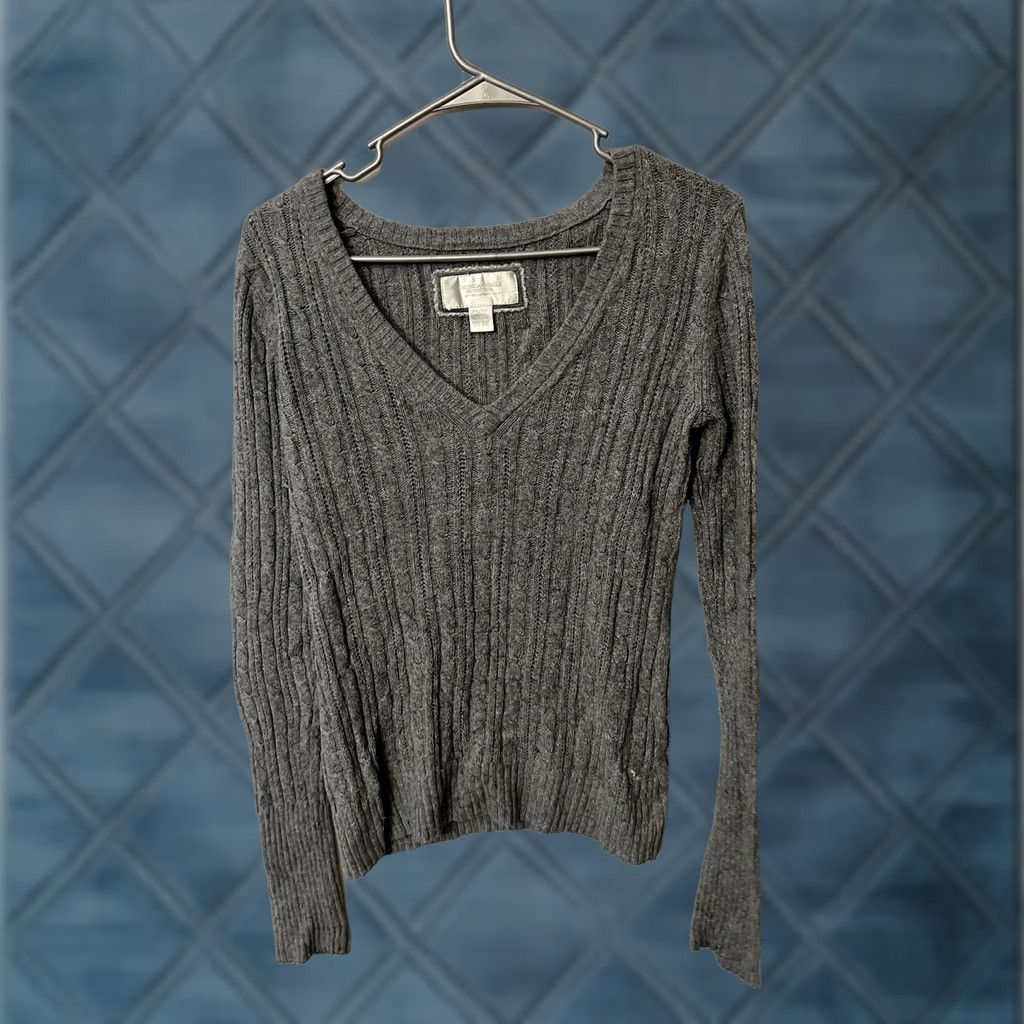 American Eagle Outfitters VINTAGE American Eagle Sweater Medium Gray Y2K V Neck Cable Knit Ribbed Bella Womens Size M / US 6-8 / IT 42-44 - 1 Thumbnail