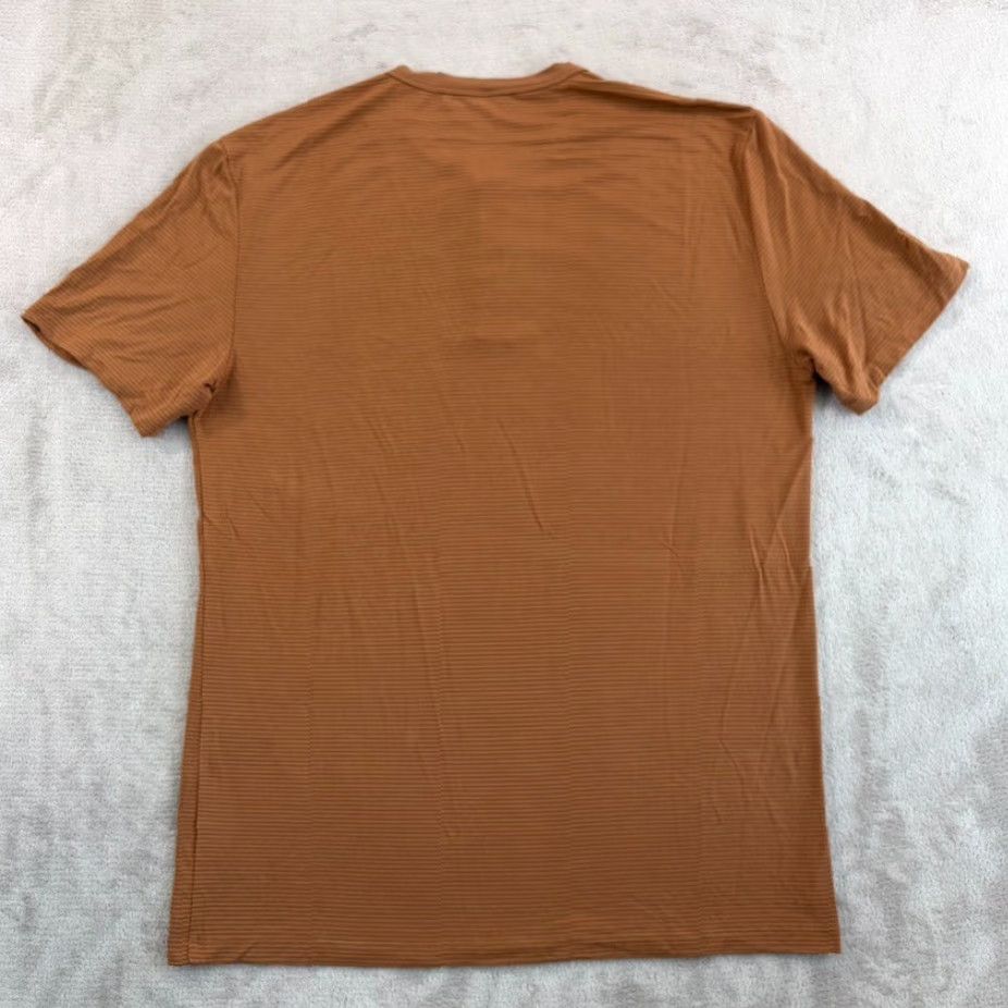 Vuori Vuori T-Shirt Brown M Regular Short Sleeve Crew Neck Pullover 1/4 Button Logo Performance Athletic Gym Activewear Size US M / EU 48-50 / 2 - 4 Thumbnail