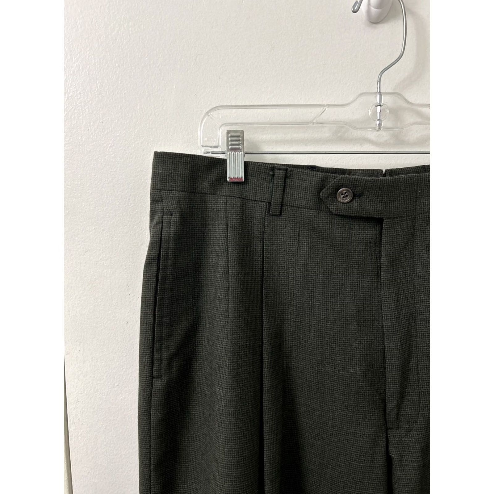 Jos. A. Bank VINTAGE Jos A Bank Pants Mens Size 36x31 Green 100% Wool Pleated Cuffed Dress Pants Zipper Closure Regular Straight USA Theme Mens Size US 36 / EU 52 - 4 Thumbnail