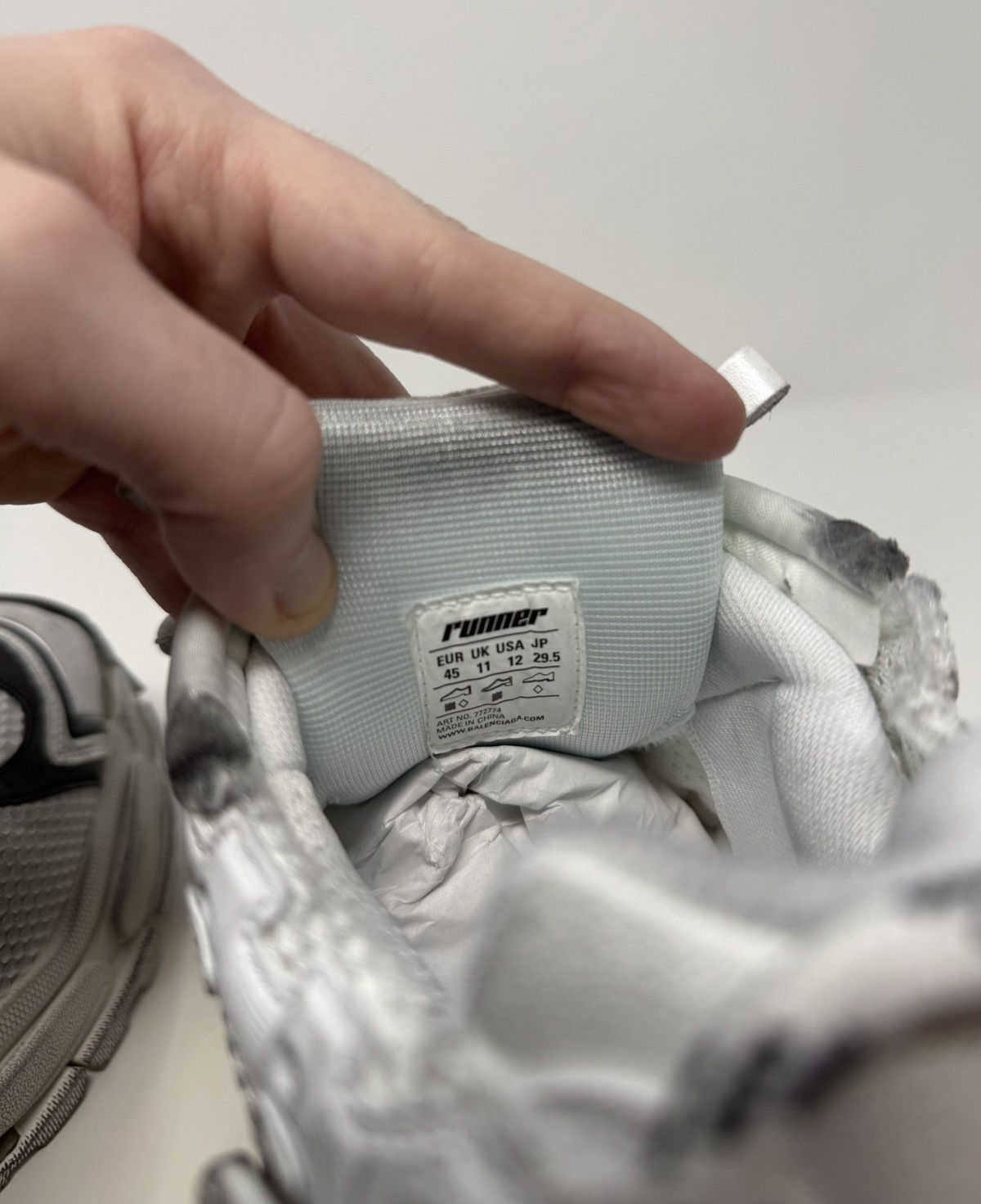 Balenciaga Balenciaga Runner Sneaker Gradient White/Black Size US 12 / EU 45 - 7 Thumbnail