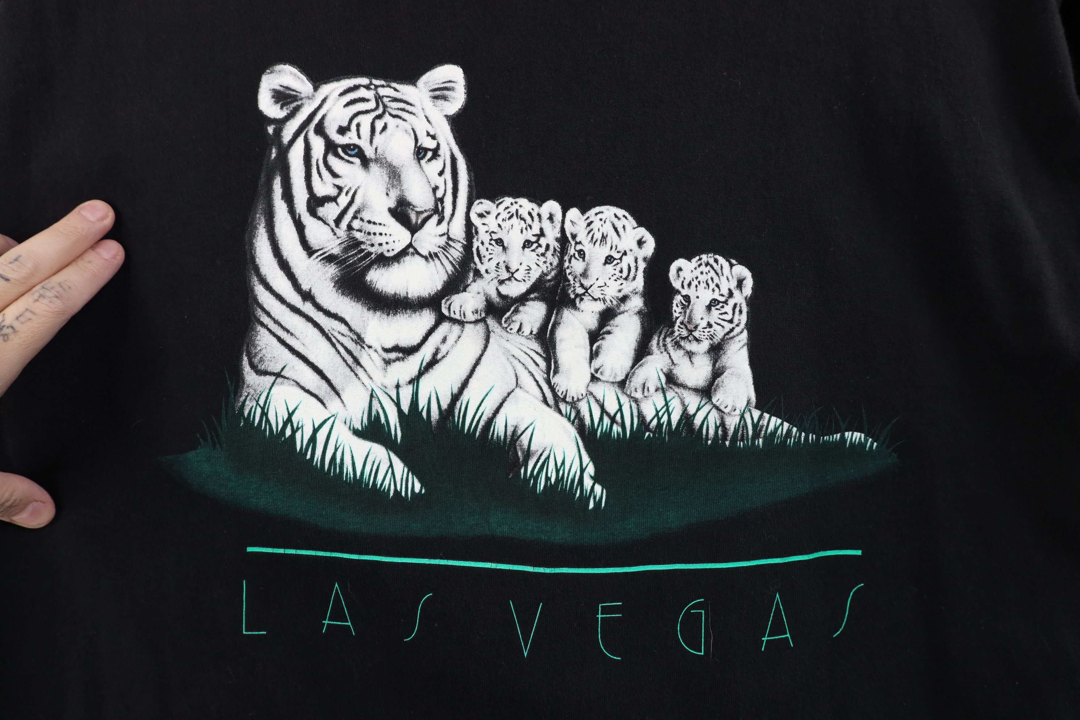 Vintage Vintage 90s Streetwear White Tiger Cubs Las Vegas T-Shirt Size US XL / EU 56 / 4 - 4 Thumbnail