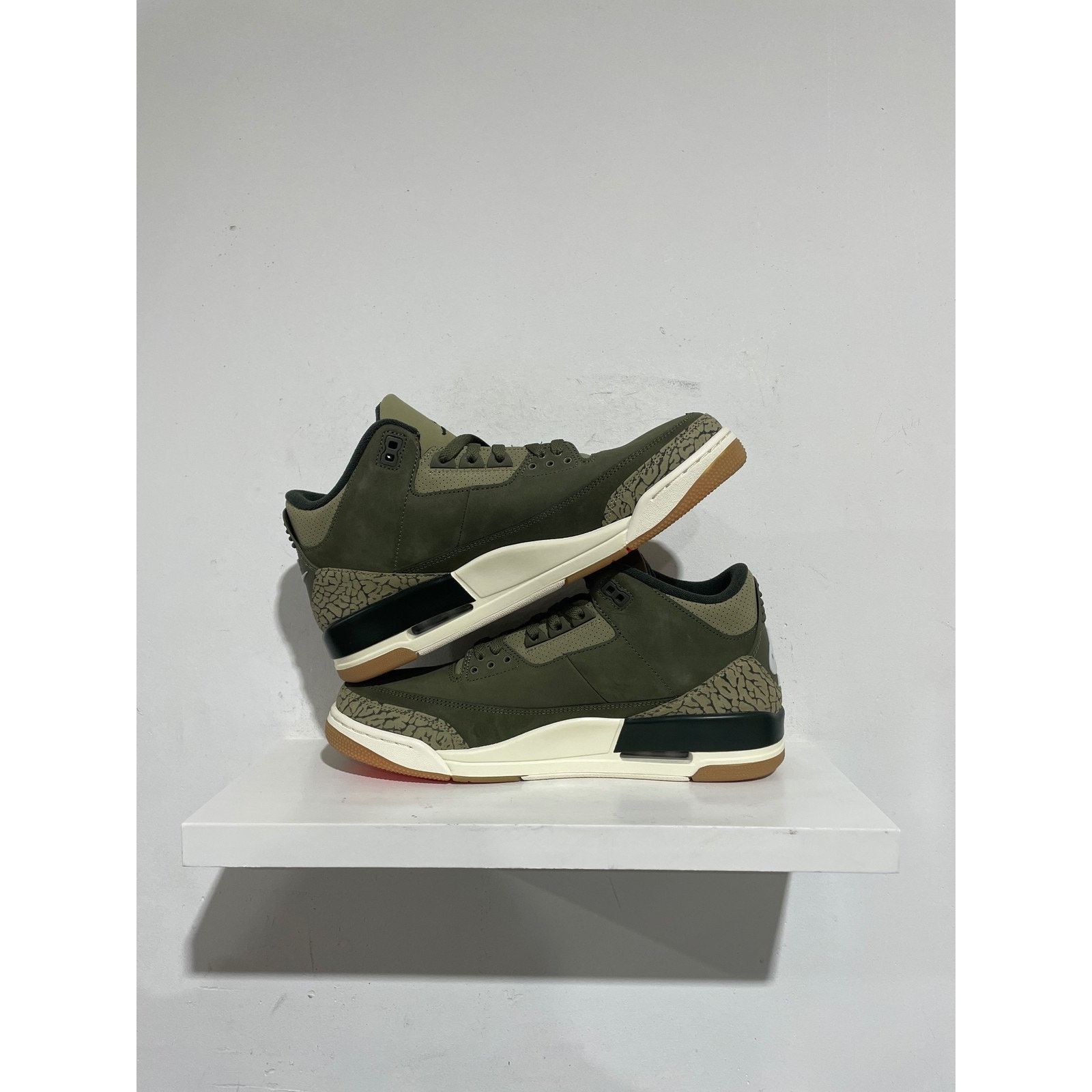 Nike JORDAN 3 RETRO FAMILY AFFAIR SIZE 11.5 PREOWNED Size US 11.5 / EU 44-45 - 2 Thumbnail