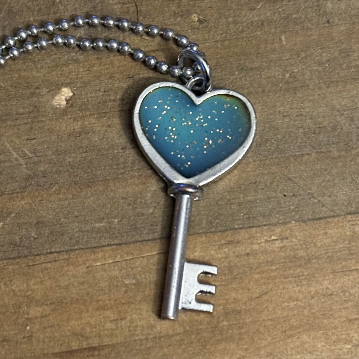 Other Silver color changing heart skeleton key pendant necklace Size ONE SIZE - 3 Thumbnail