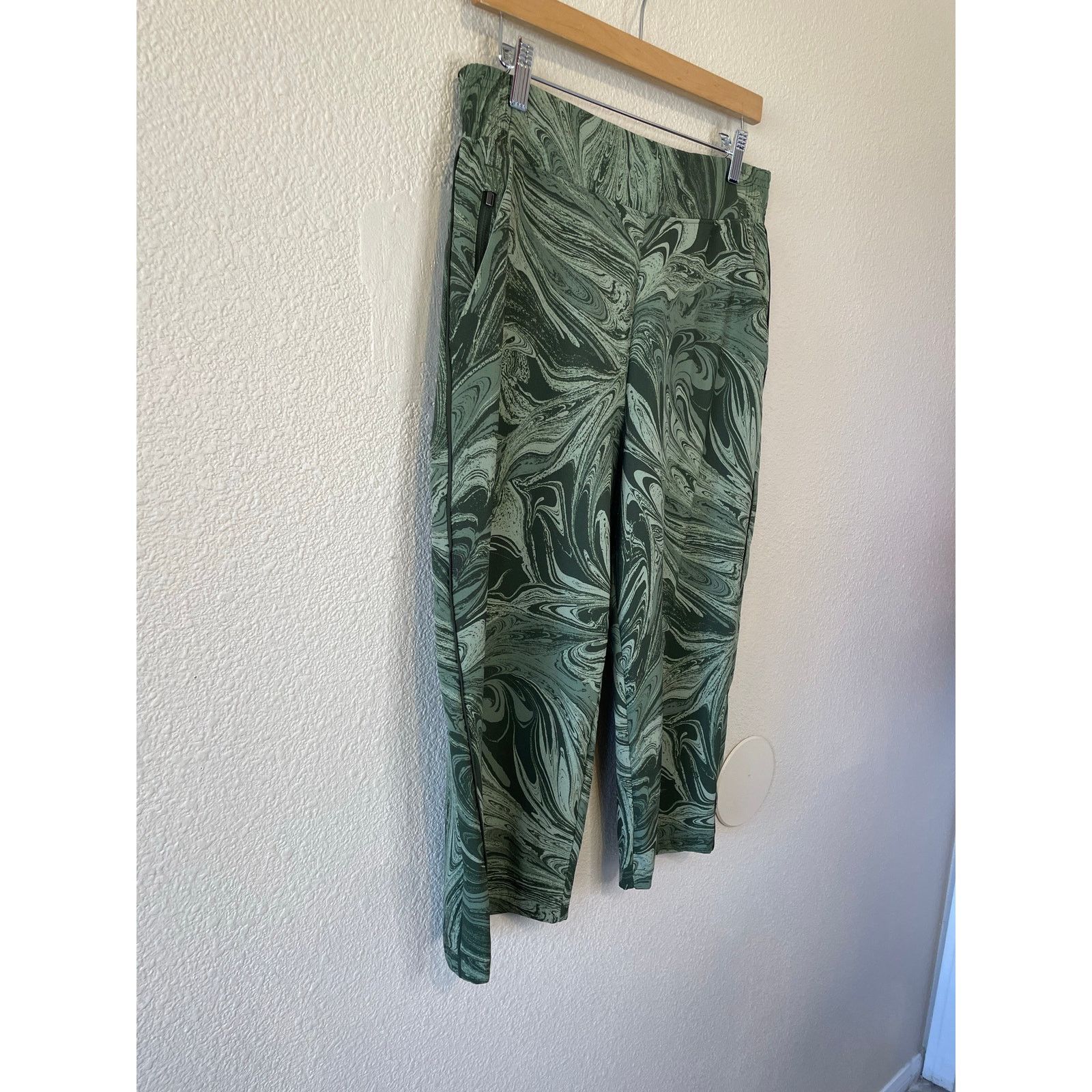 Athleta Athleta Brooklyn Green Marble Print Bermuda Long Shorts 12T Size 34" / US 12 / IT 48 - 10 Thumbnail