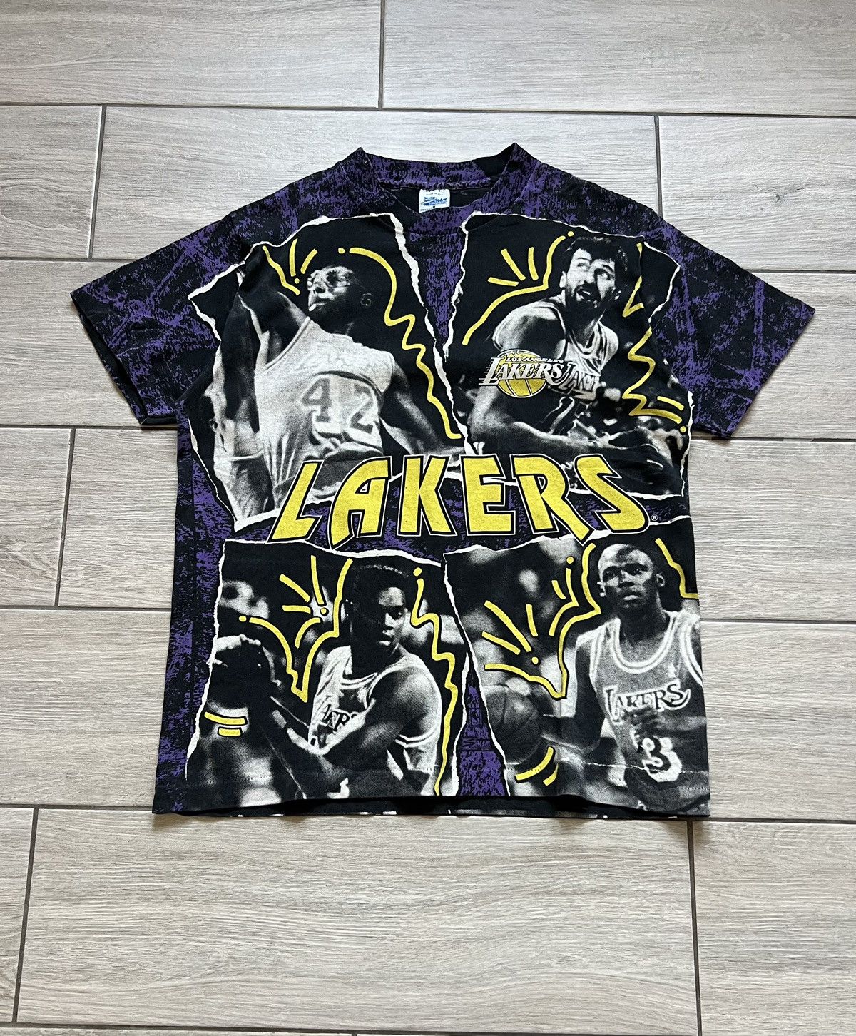NBA Vintage Lakers Los Angeles NBA All Over Print T-shirt 90’s Size US M / EU 48-50 / 2 - 1 Thumbnail