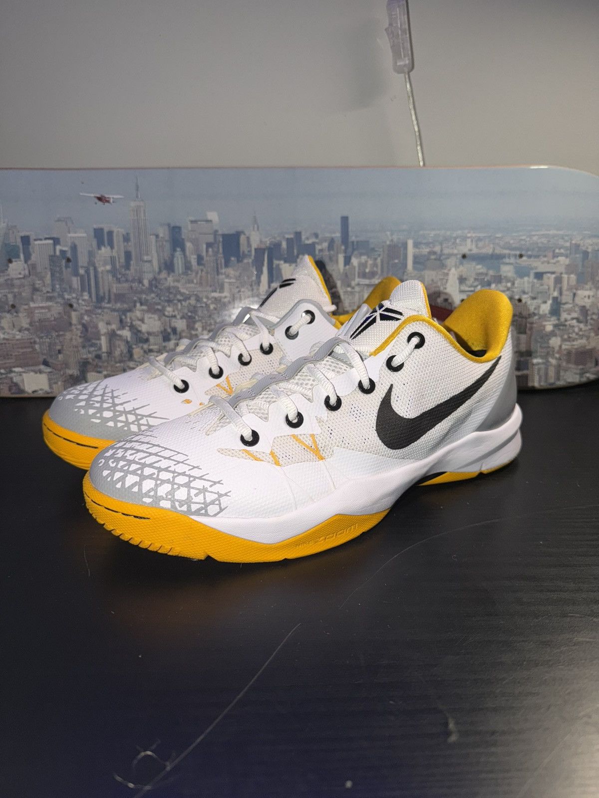 Nike Nike Zoom Kobe Venomenon 4 White University Gold 2014 CLEAN Size US 10.5 / EU 43-44 - 1 Thumbnail