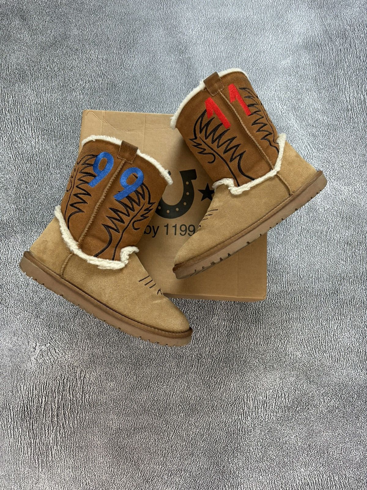 1199 1199 Bazo Og 2024 Uggs Chestnut V1 Size US 11 / EU 44 - 1 Thumbnail