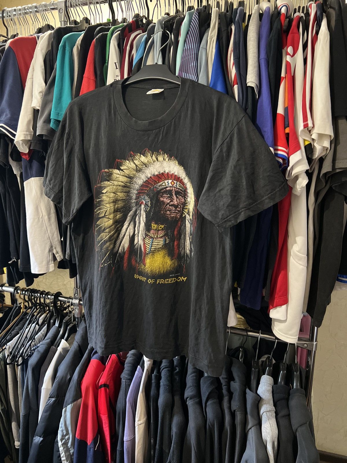 Vintage VINTAGE ZIP IT LONDON AMERICAN BATIVE INDIAN T SHIRT NATURE Size US L / EU 52-54 / 3 - 1 Thumbnail