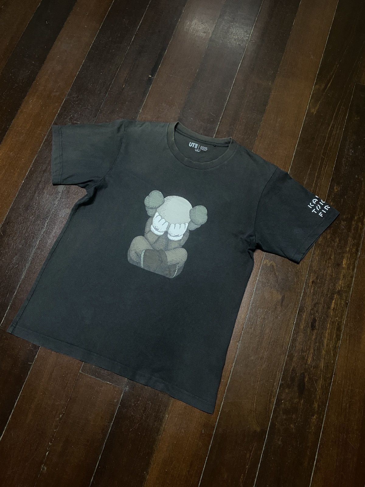 Hypebeast × Kaws FIRE 🔥🔥 UNIQLO X KAWS TOKYO FIRST SAD DESIGN Size US L / EU 52-54 / 3 - 2 Thumbnail