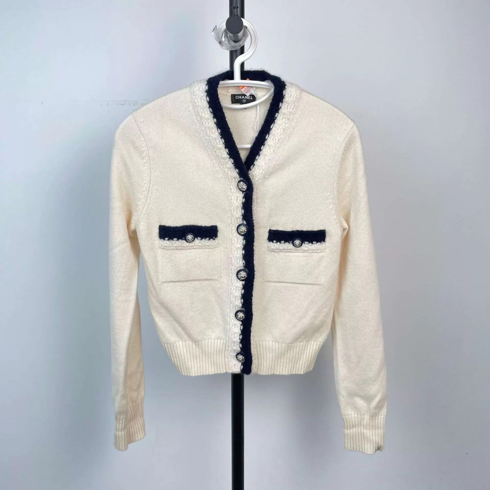 Chanel CHANEL Cashmere Cardi White 34 97 New Size XS / US 0-2 / IT 36-38 - 1 Thumbnail