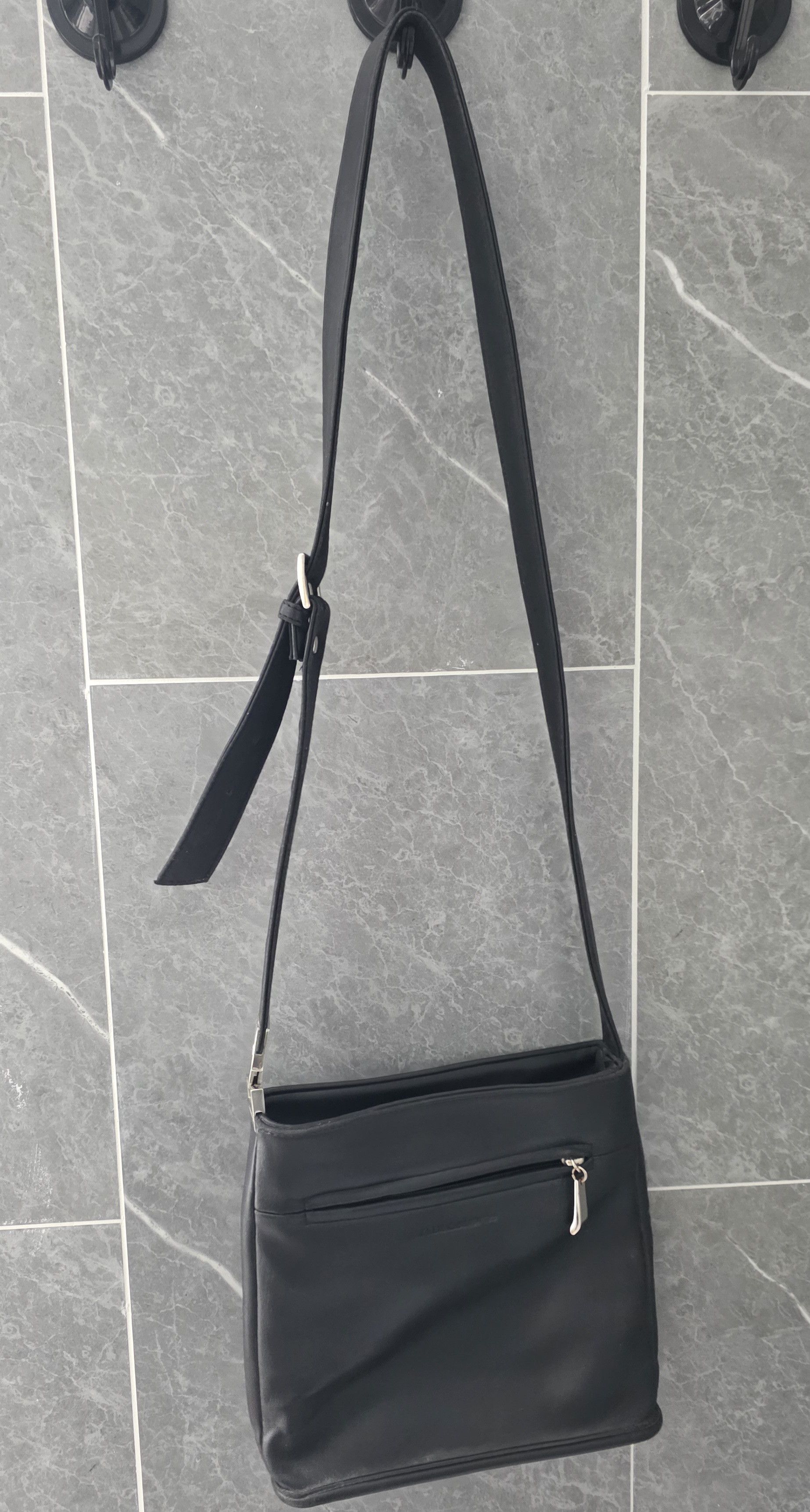 Unknown London Liz Claiborne Black Leather Crossbody Purse 9" L 3" W 9" H Size ONE SIZE - 1 Thumbnail