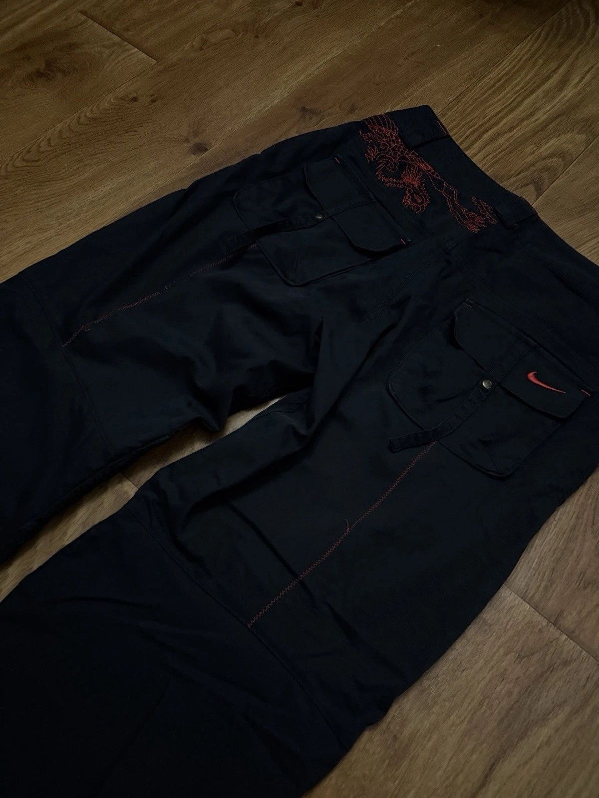 Nike Rare Nike Vintage Women`s Cargo Pants Embroidered Dragon Size 32" / US 10 / IT 46 - 4 Thumbnail